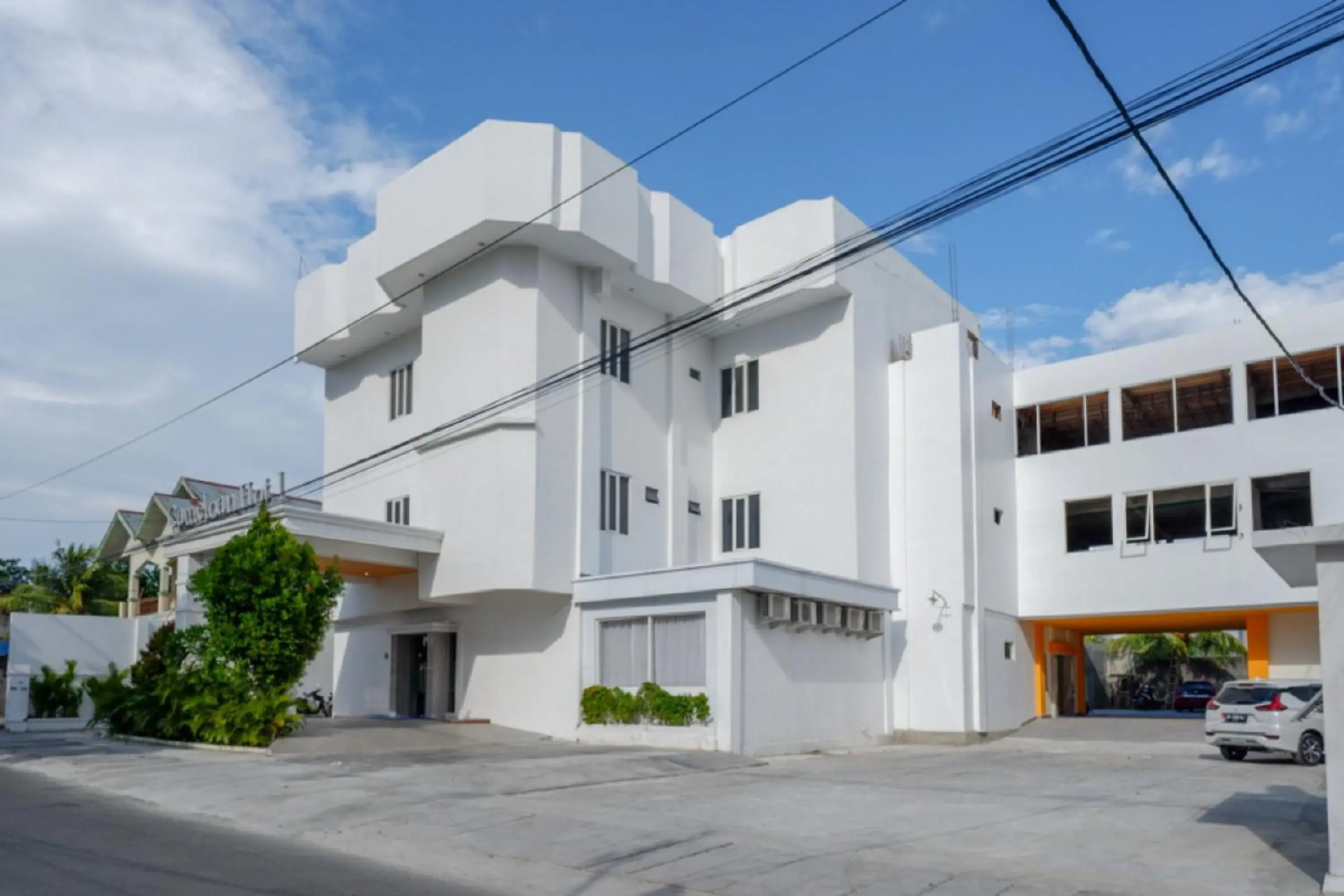 Facade/entrance in RedDoorz Plus @ Cameloan Hotel Palu Facade/entrance in RedDoorz Plus @ Cameloan Hotel Palu