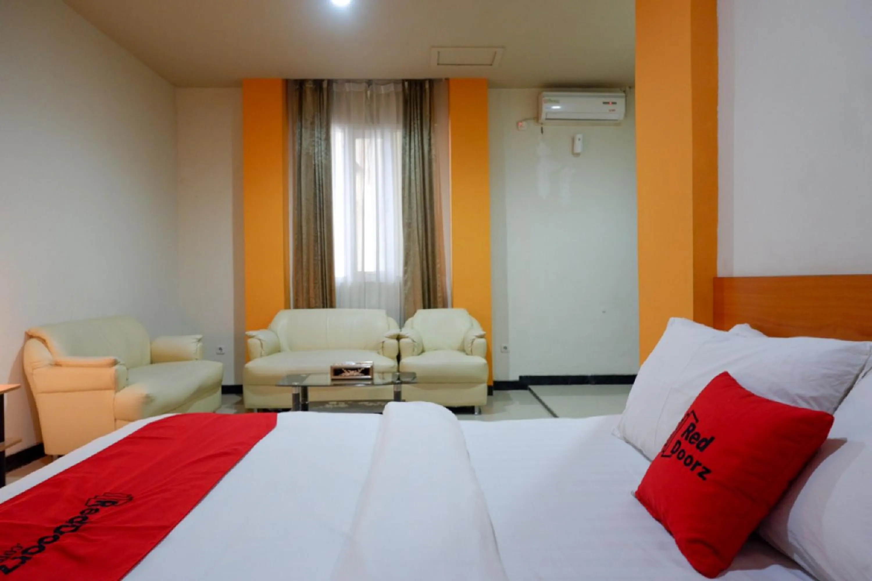 Bedroom, Bed in RedDoorz Plus @ Cameloan Hotel Palu