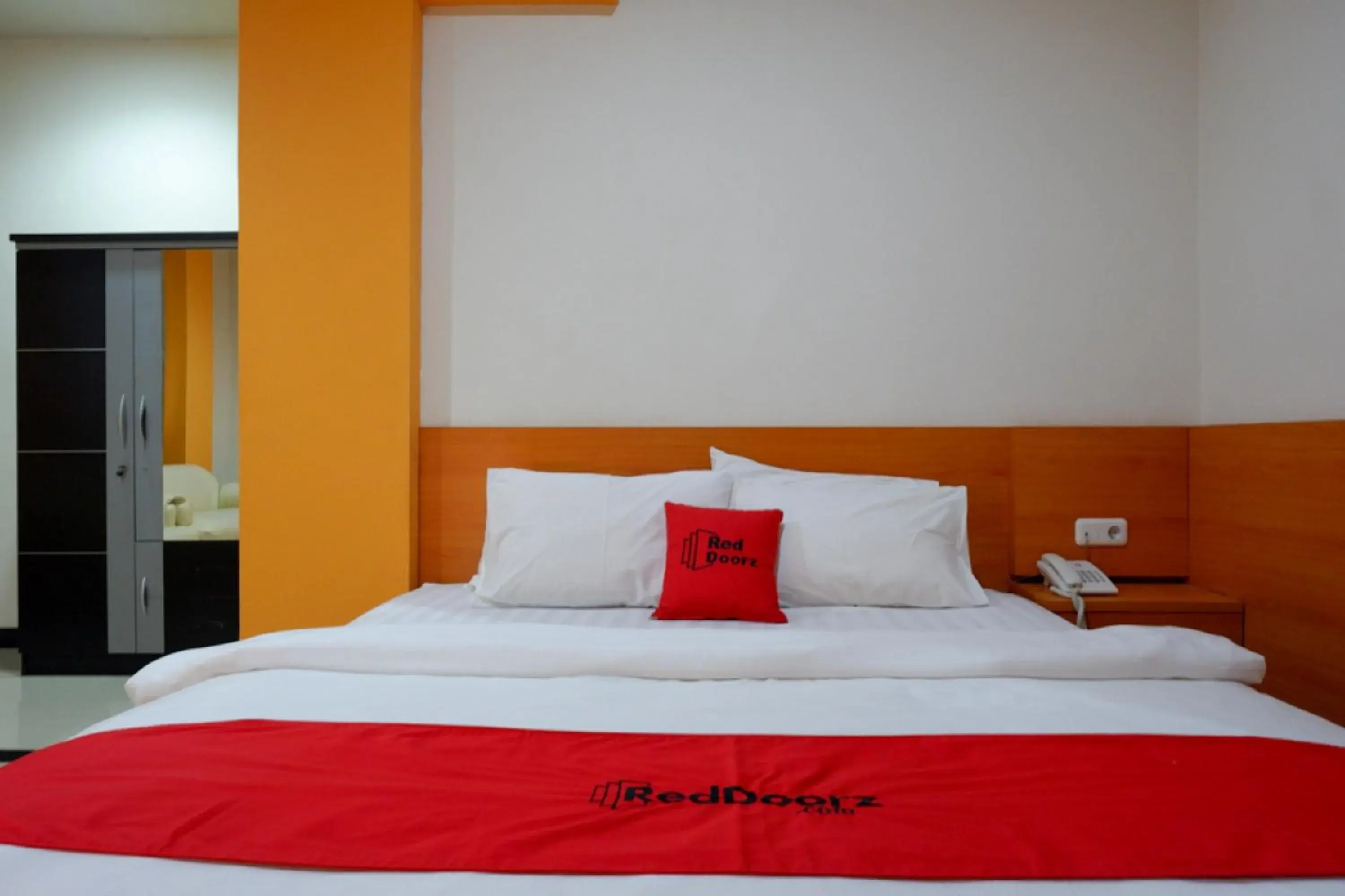 Bedroom, Bed in RedDoorz Plus @ Cameloan Hotel Palu Bedroom, Bed in RedDoorz Plus @ Cameloan Hotel Palu