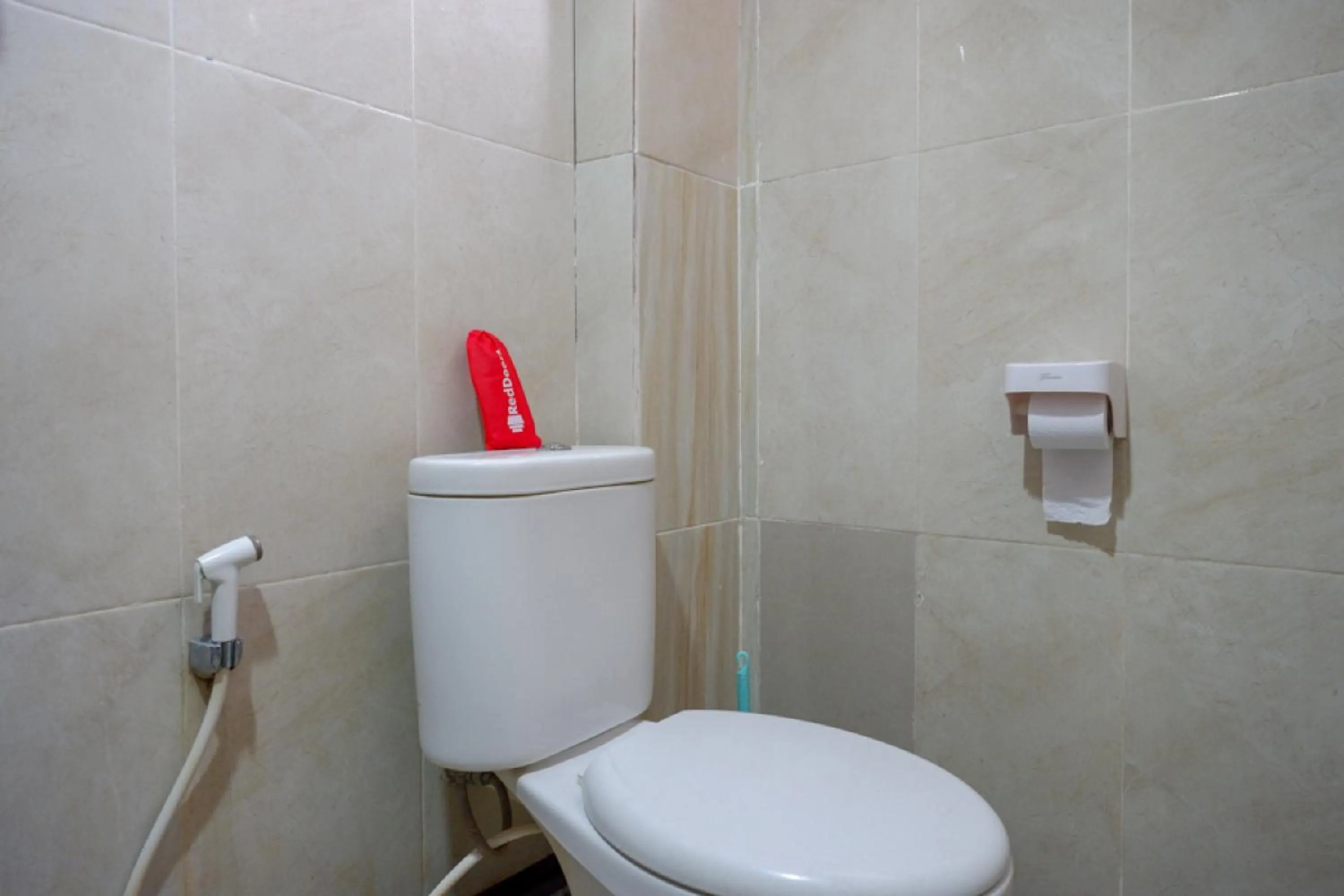 Bathroom in RedDoorz Plus @ Cameloan Hotel Palu