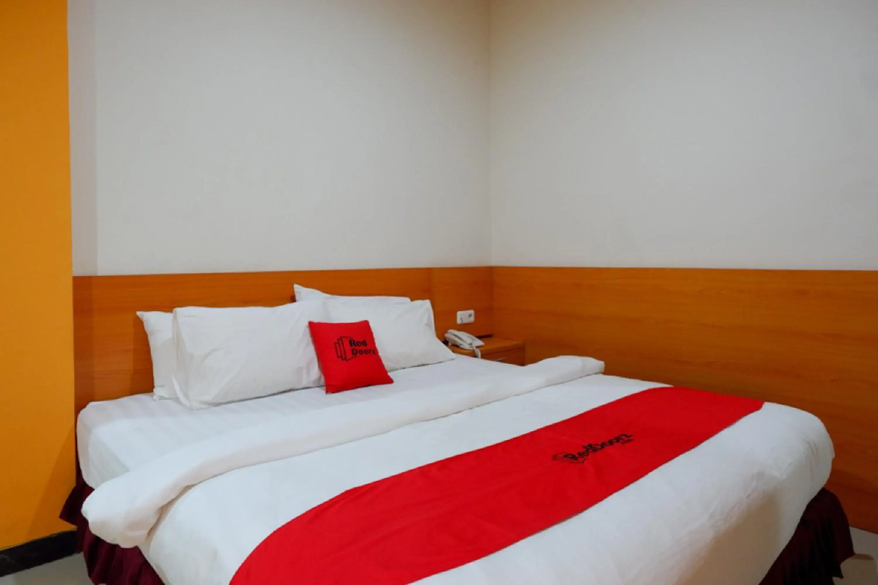 Bedroom, Bed in RedDoorz Plus @ Cameloan Hotel Palu Bedroom, Bed in RedDoorz Plus @ Cameloan Hotel Palu