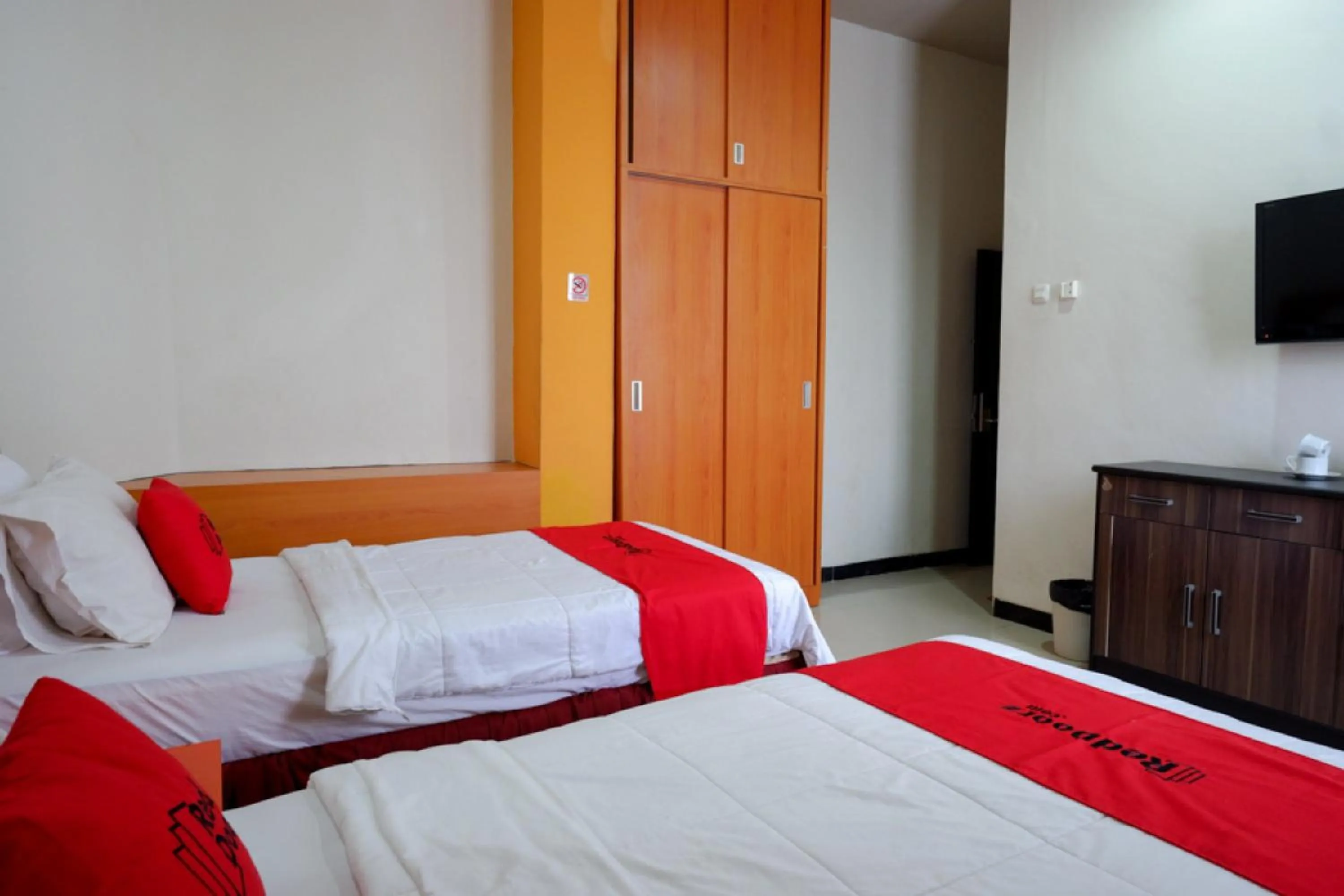 Bedroom, Bed in RedDoorz Plus @ Cameloan Hotel Palu