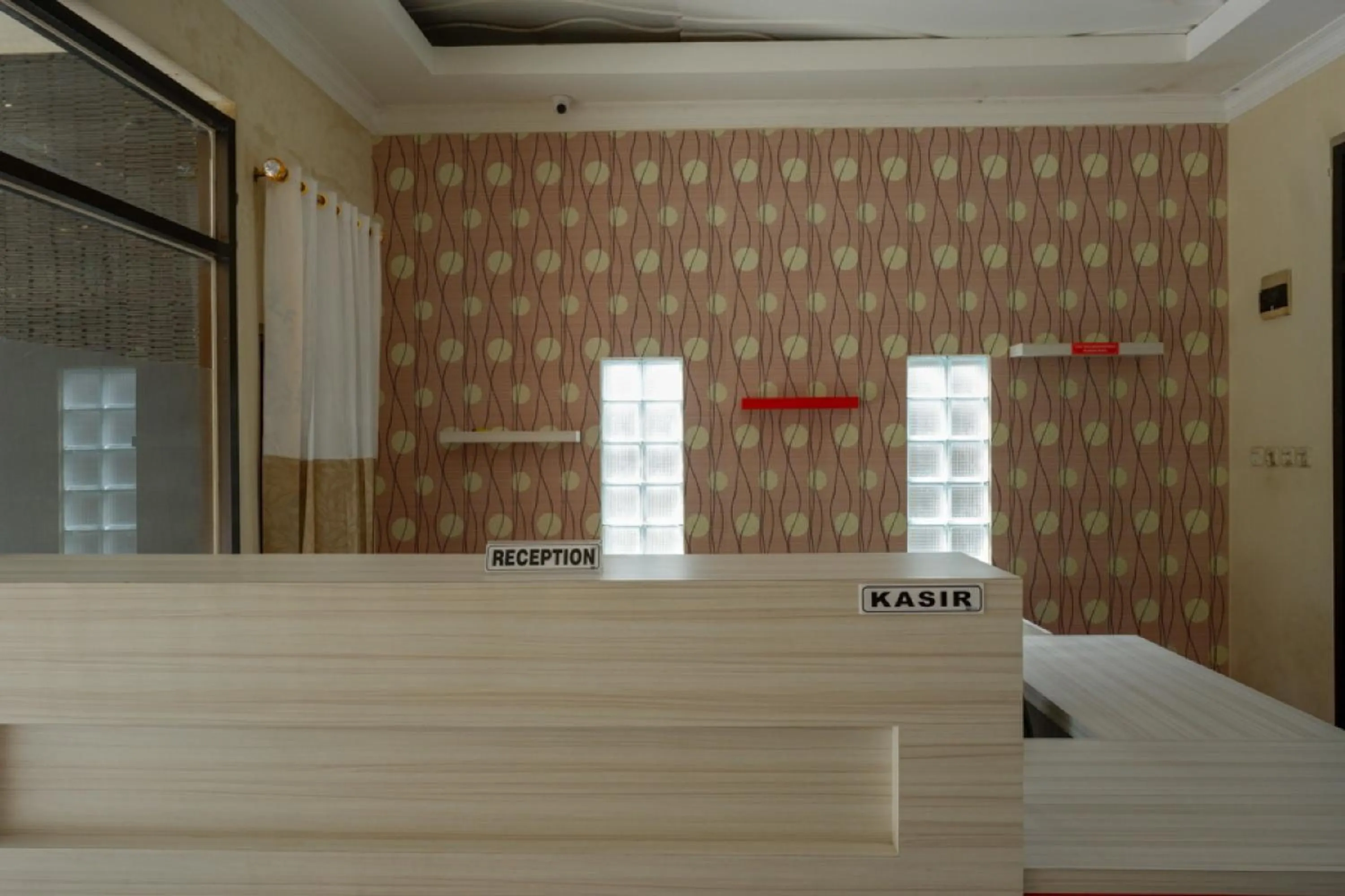 Lobby or reception in RedDoorz near Millenium Waterpark Palu