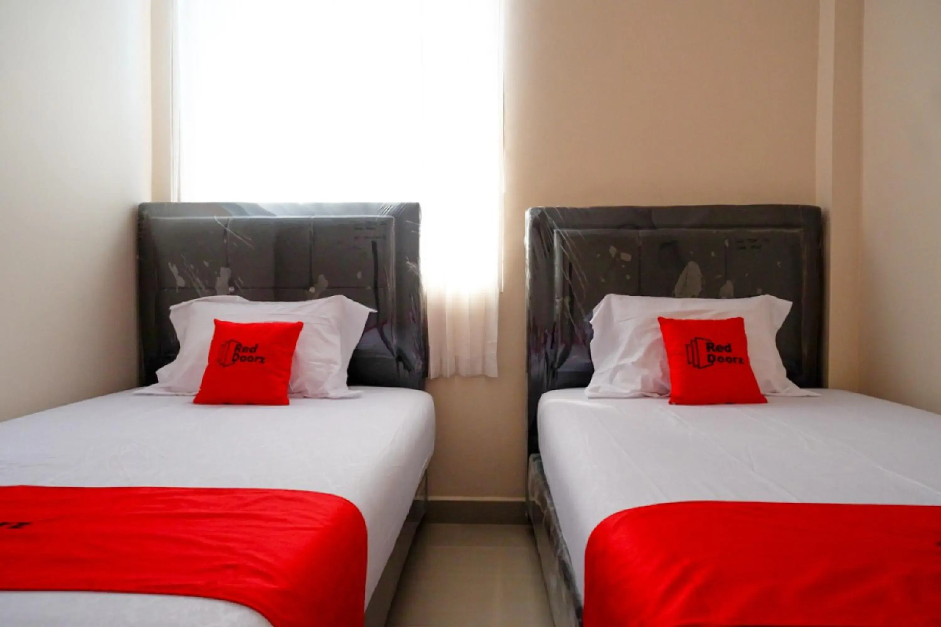 Twin Room in RedDoorz near Millenium Waterpark Palu Twin Room in RedDoorz near Millenium Waterpark Palu