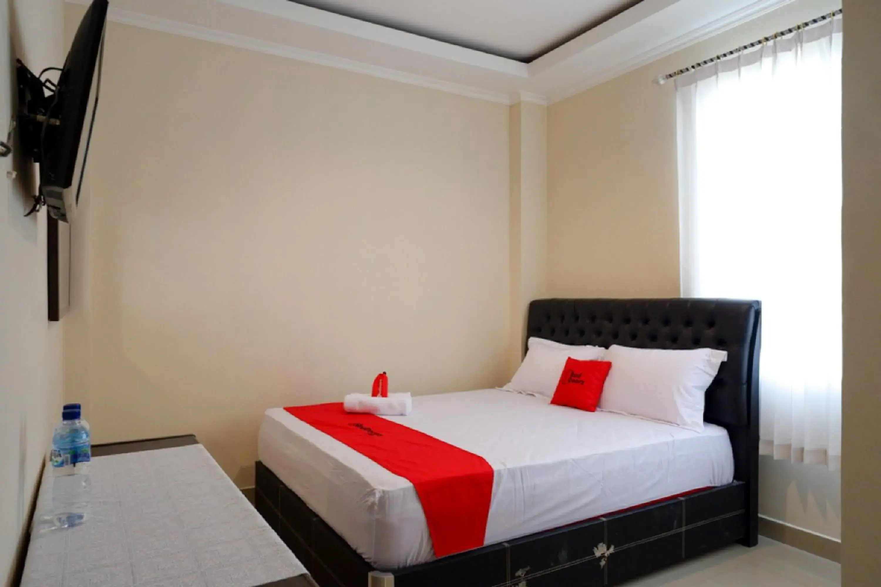 Bed in RedDoorz near Millenium Waterpark Palu Bed in RedDoorz near Millenium Waterpark Palu
