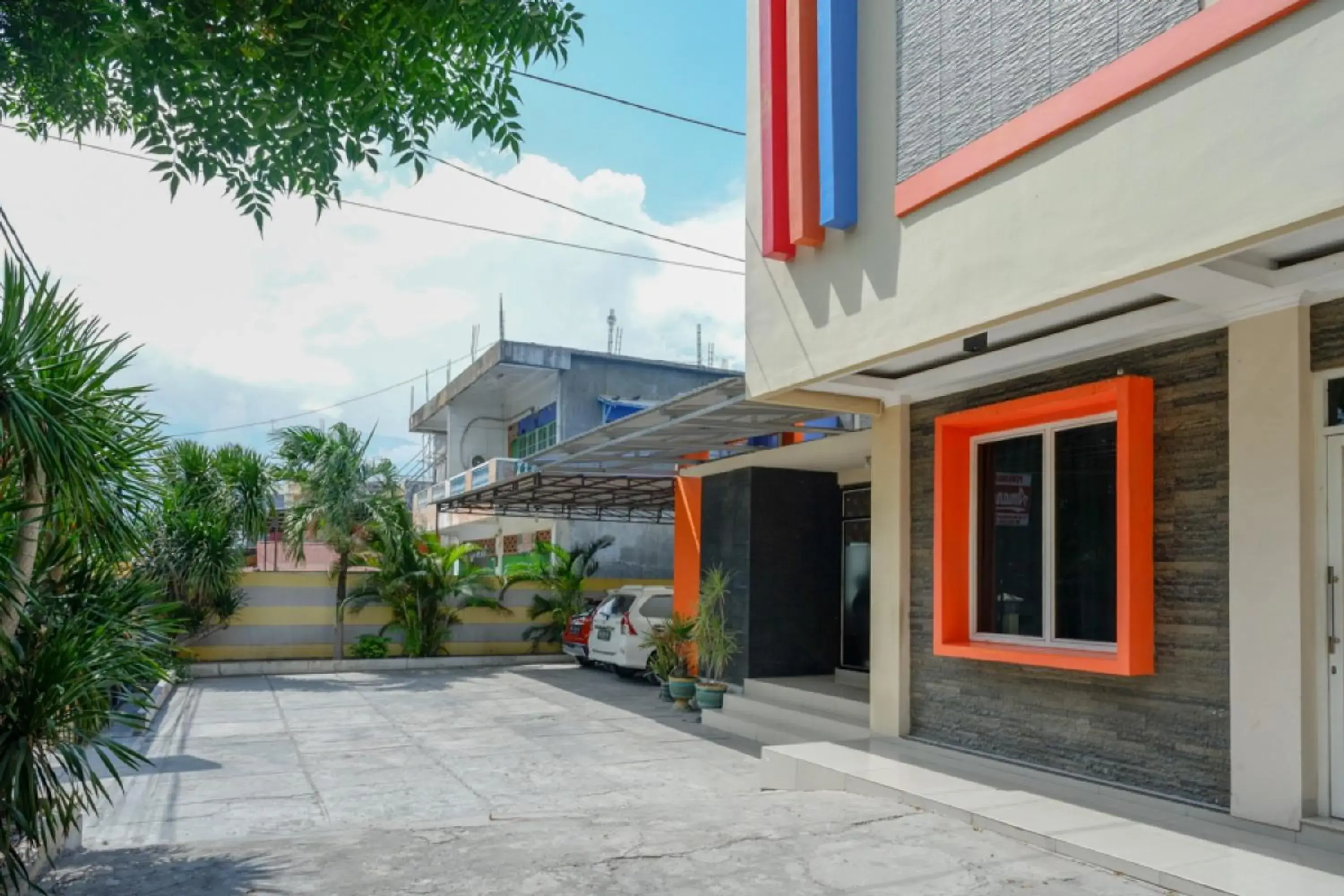 Facade/entrance in RedDoorz near Millenium Waterpark Palu Facade/entrance in RedDoorz near Millenium Waterpark Palu