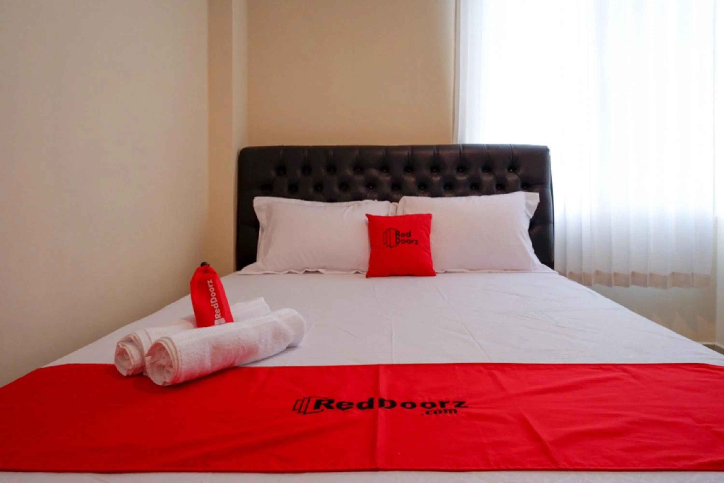 Bedroom, Bed in RedDoorz near Millenium Waterpark Palu