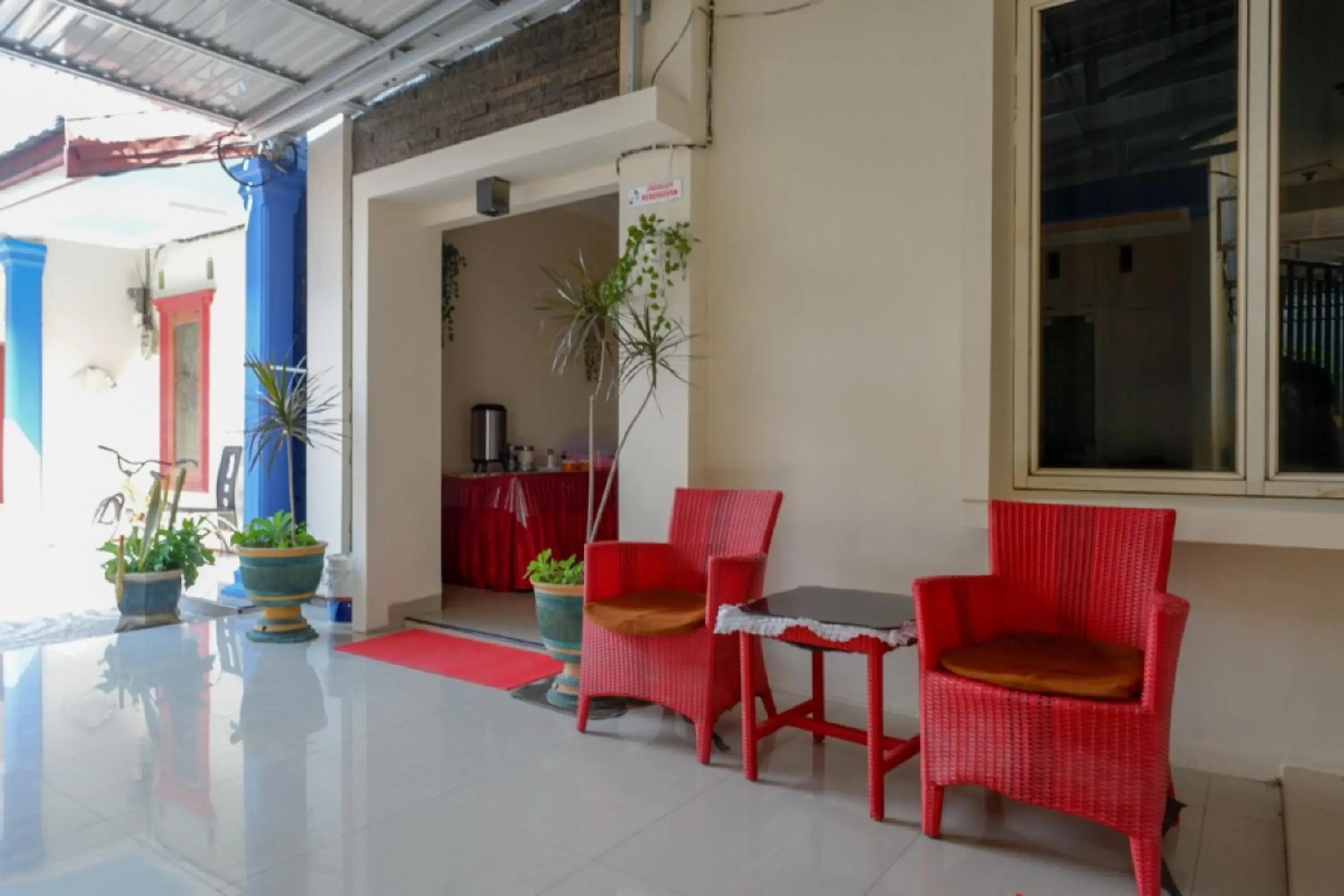 Living room in RedDoorz near Millenium Waterpark Palu Living room in RedDoorz near Millenium Waterpark Palu