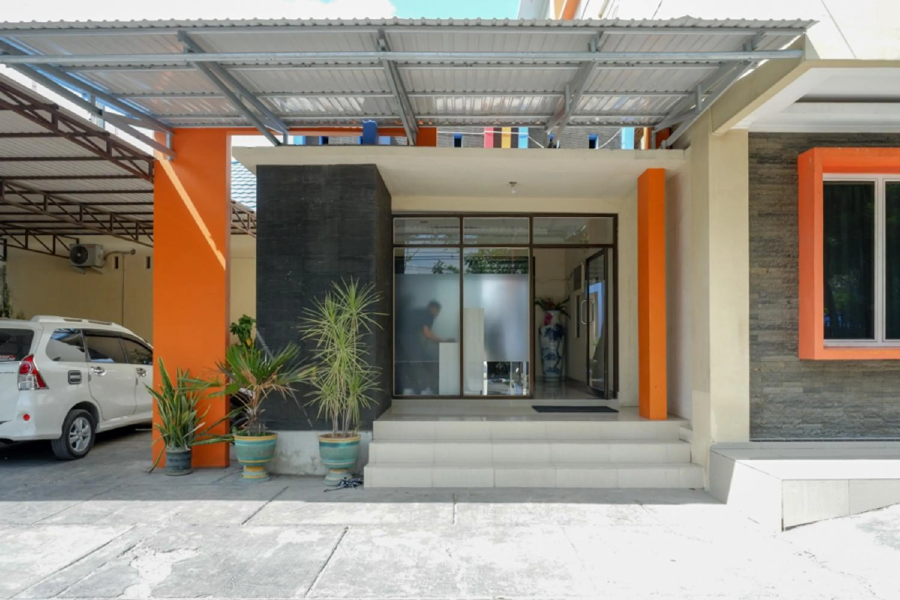 Facade/entrance in RedDoorz near Millenium Waterpark Palu