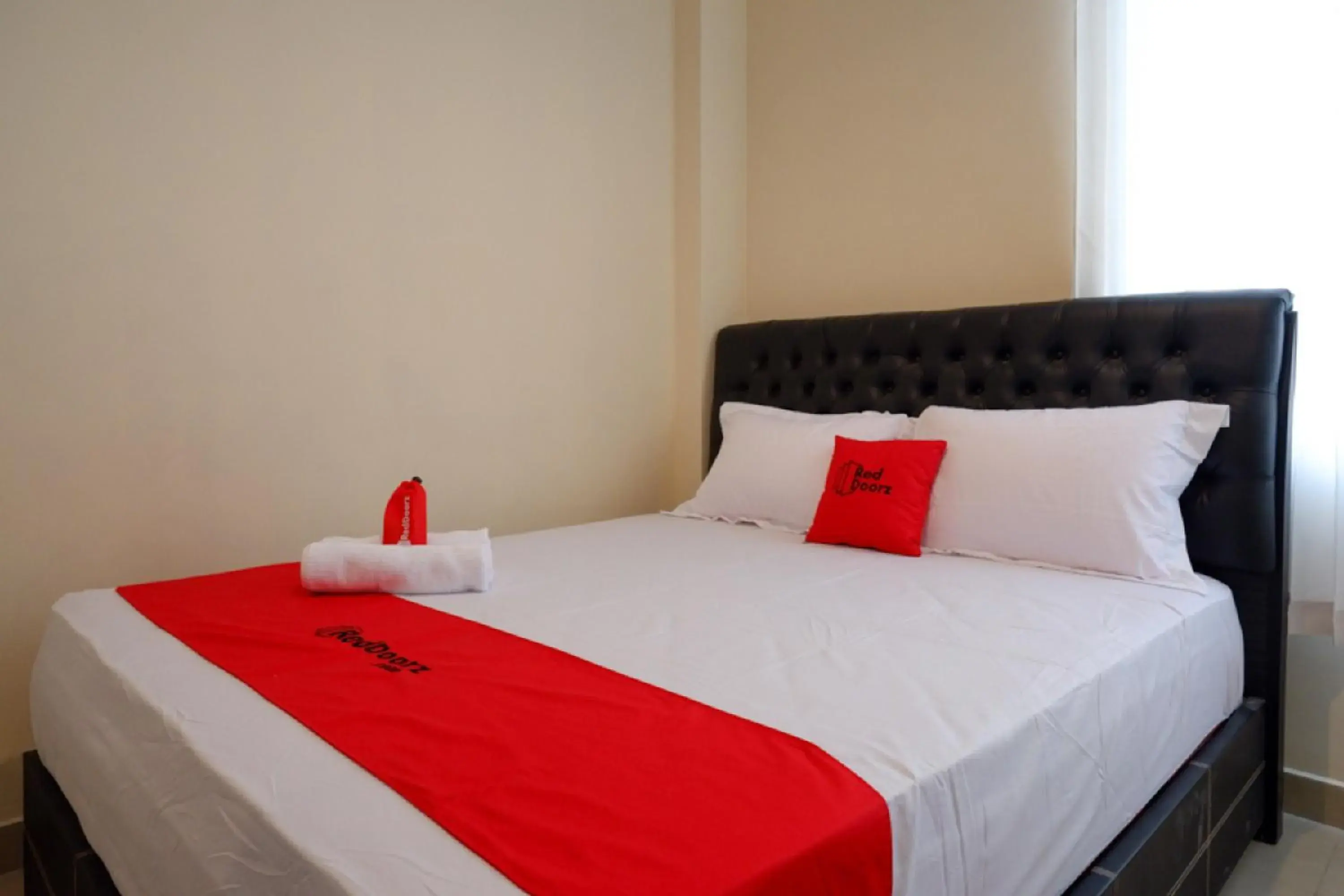 Bed in RedDoorz near Millenium Waterpark Palu Bed in RedDoorz near Millenium Waterpark Palu