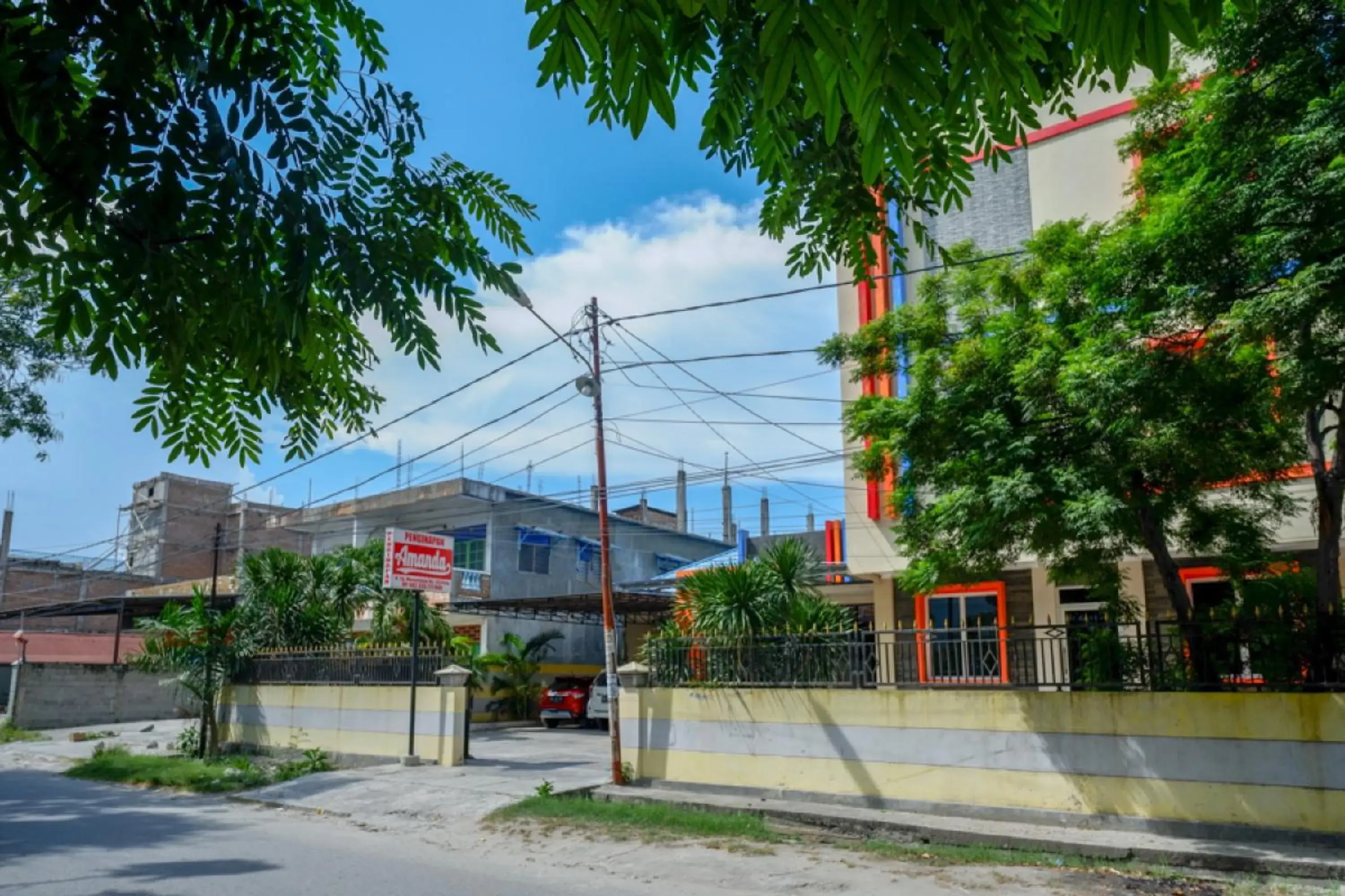 Facade/entrance in RedDoorz near Millenium Waterpark Palu Facade/entrance in RedDoorz near Millenium Waterpark Palu