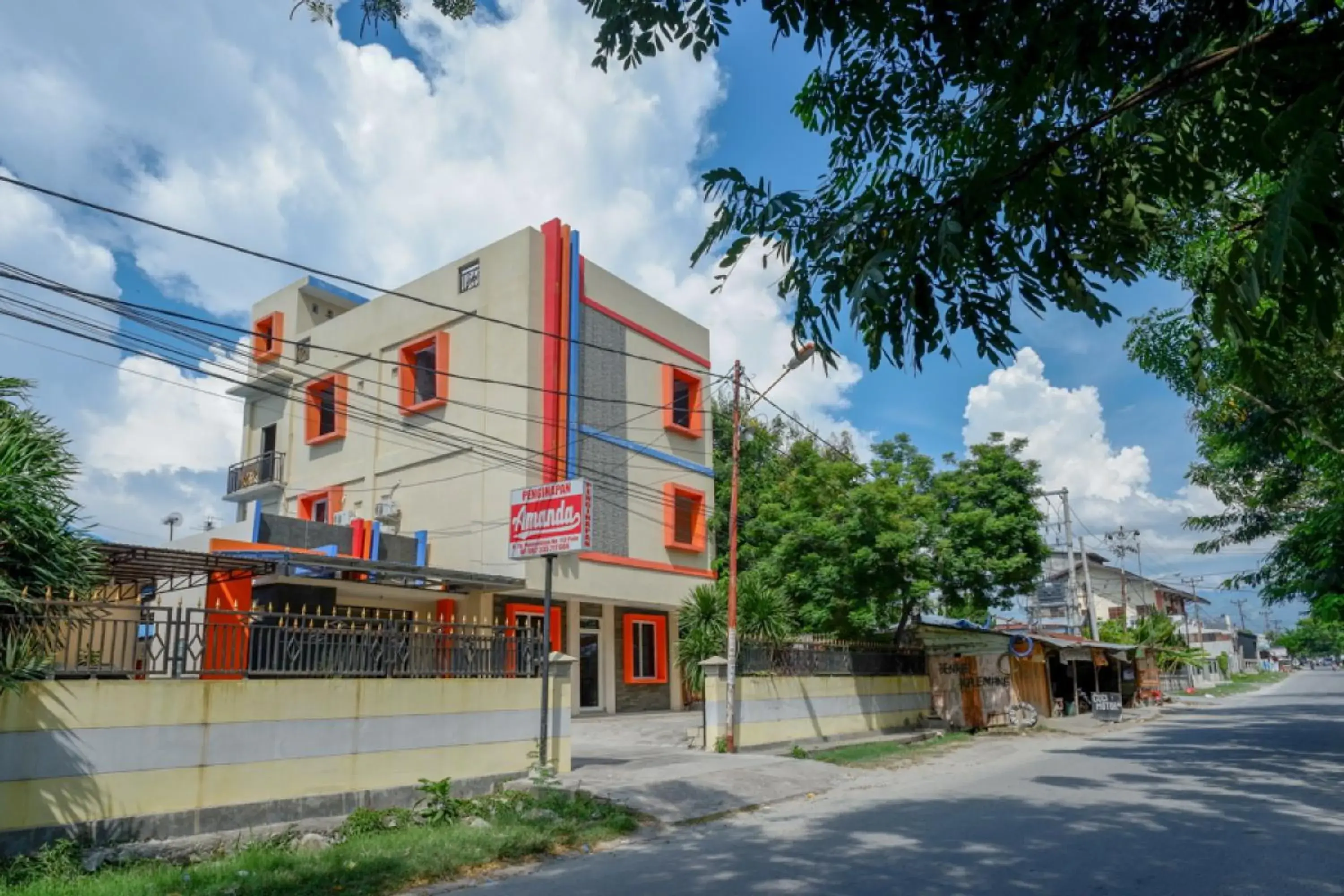 Property building in RedDoorz near Millenium Waterpark Palu Property building in RedDoorz near Millenium Waterpark Palu