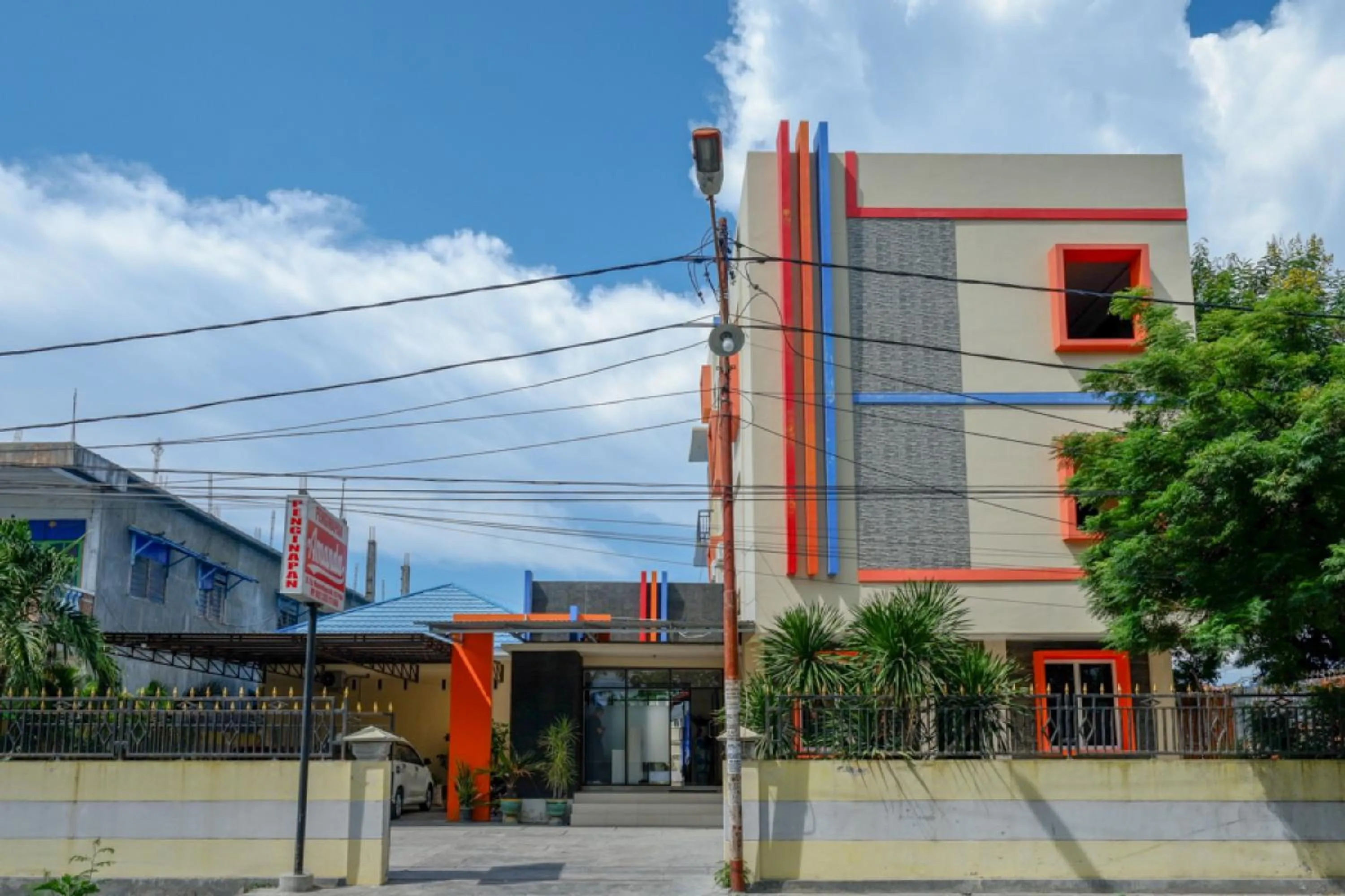 Facade/entrance in RedDoorz near Millenium Waterpark Palu