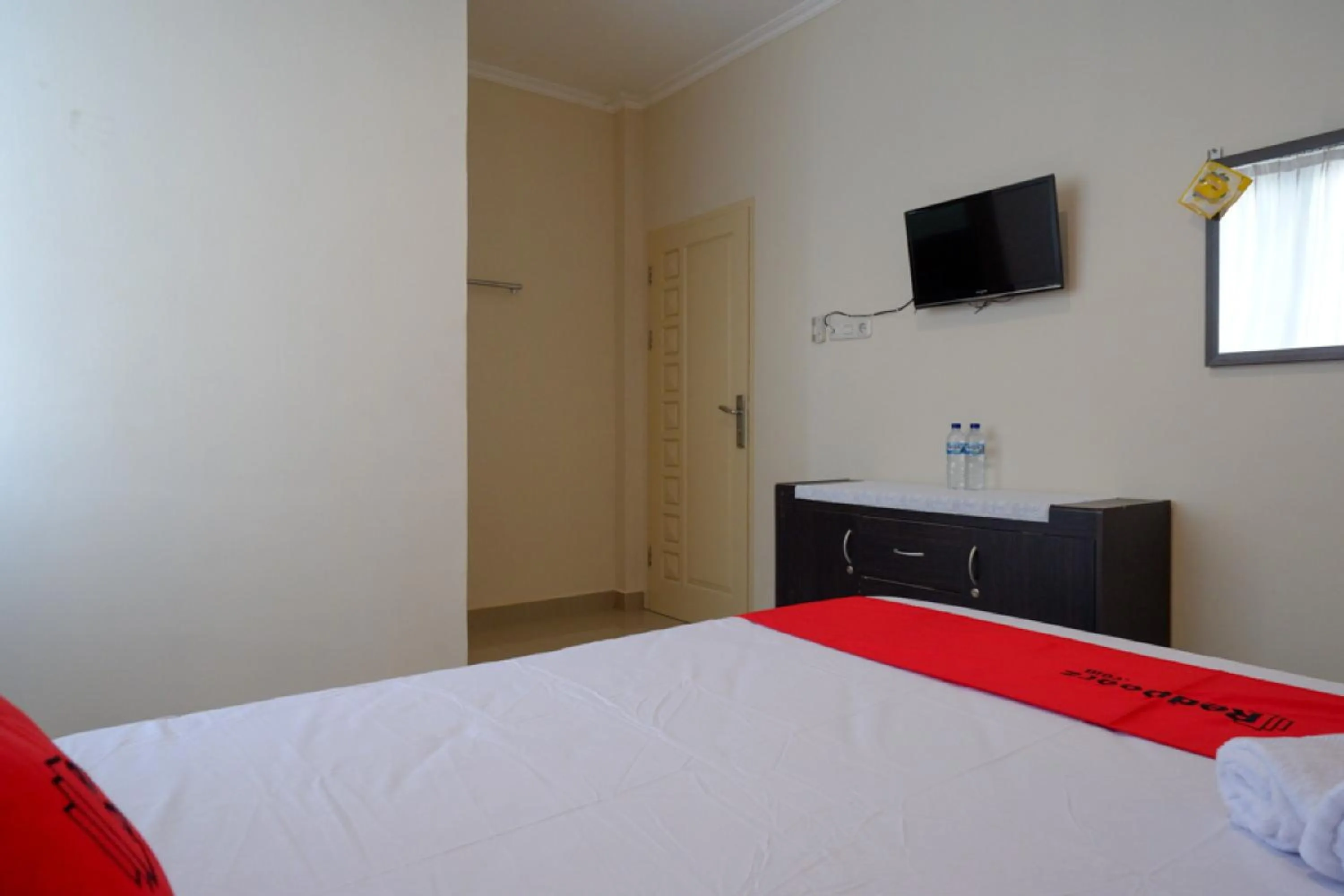 Bedroom, Bed in RedDoorz near Millenium Waterpark Palu