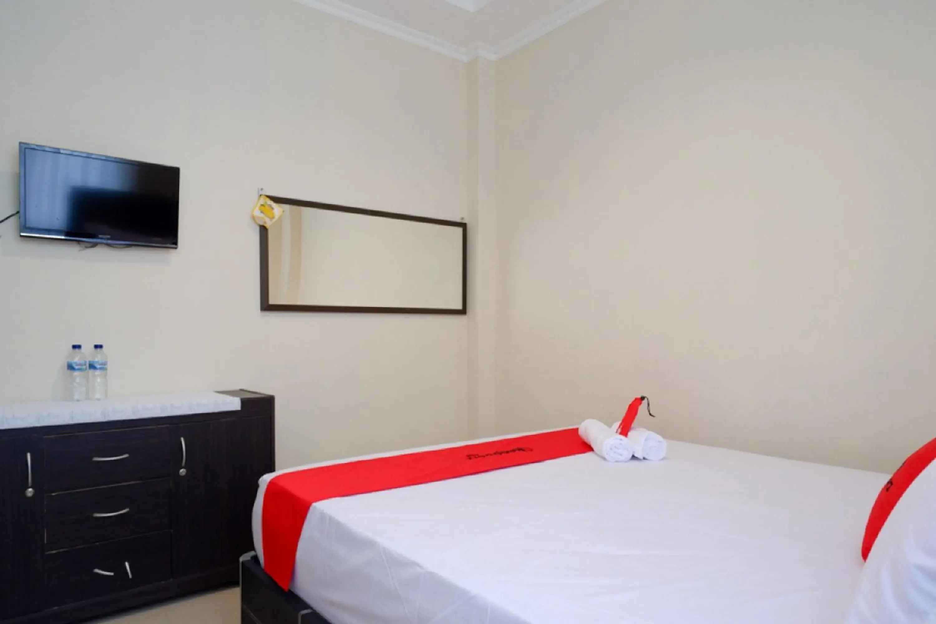 Double Room in RedDoorz near Millenium Waterpark Palu Double Room in RedDoorz near Millenium Waterpark Palu