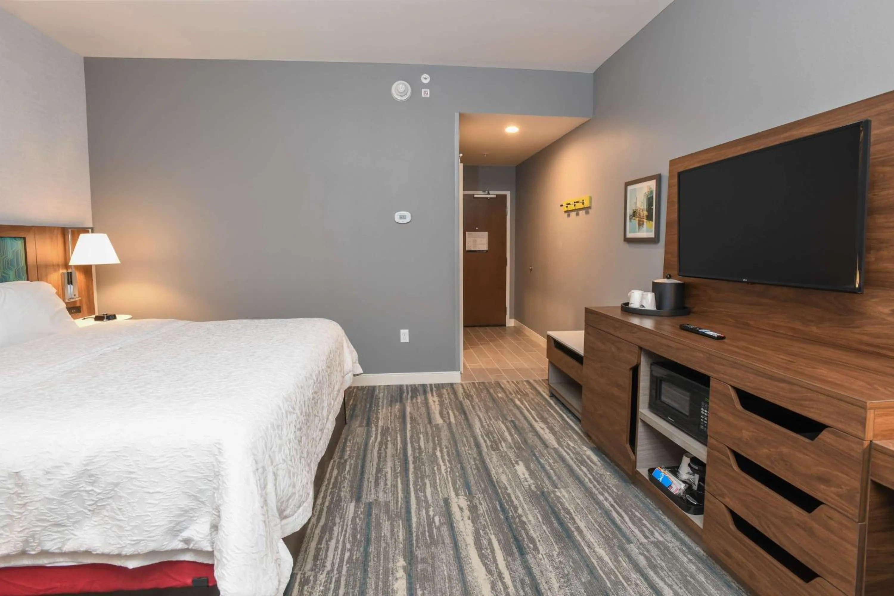 Bedroom, Bed in Hampton Inn & Suites Cincinnati Liberty Township