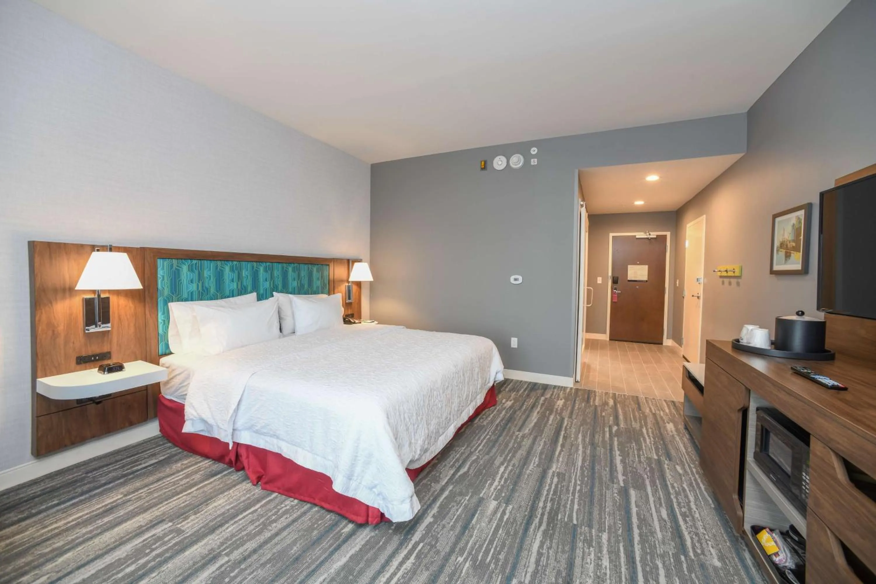 Bedroom, Bed in Hampton Inn & Suites Cincinnati Liberty Township