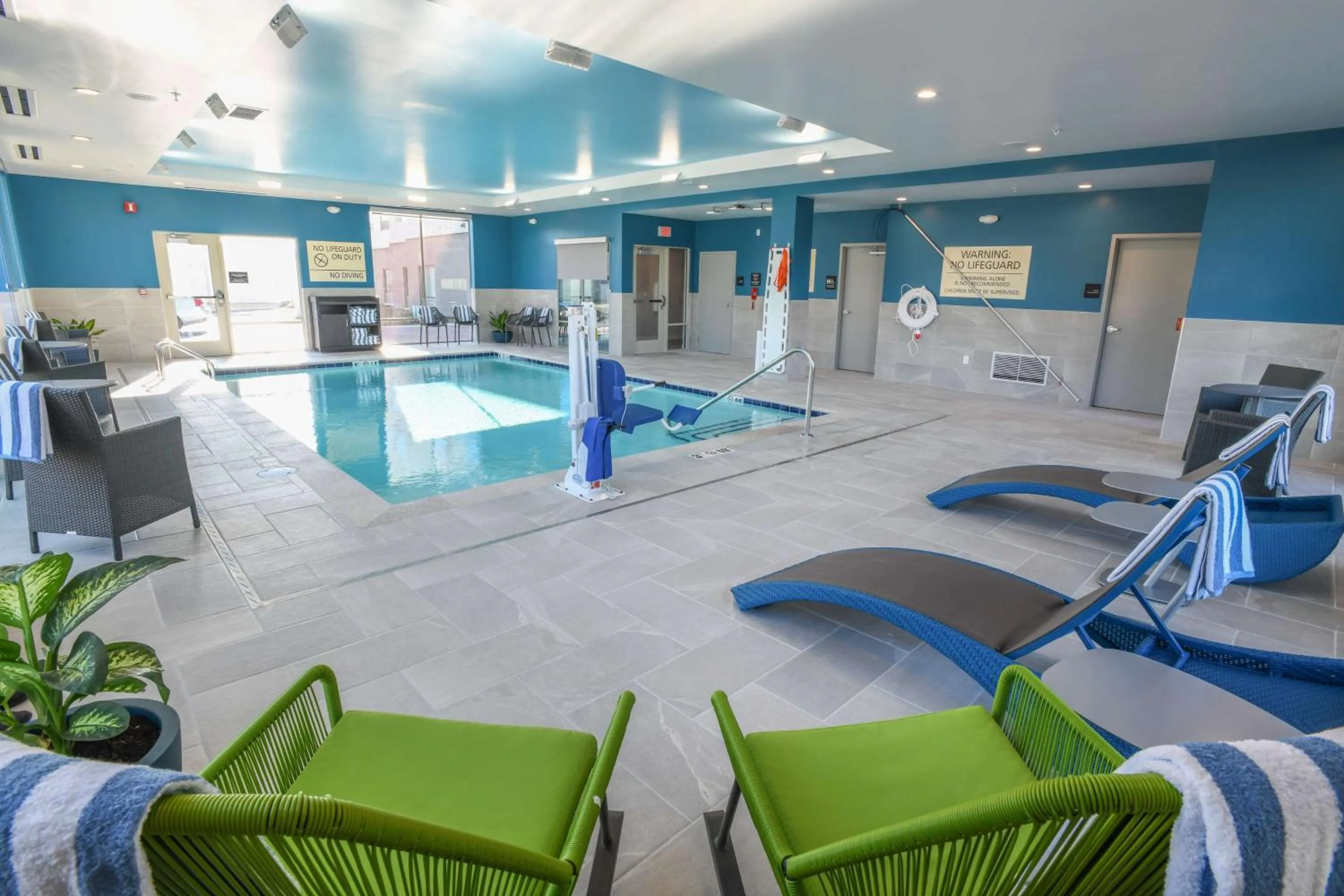 Pool view in Hampton Inn & Suites Cincinnati Liberty Township