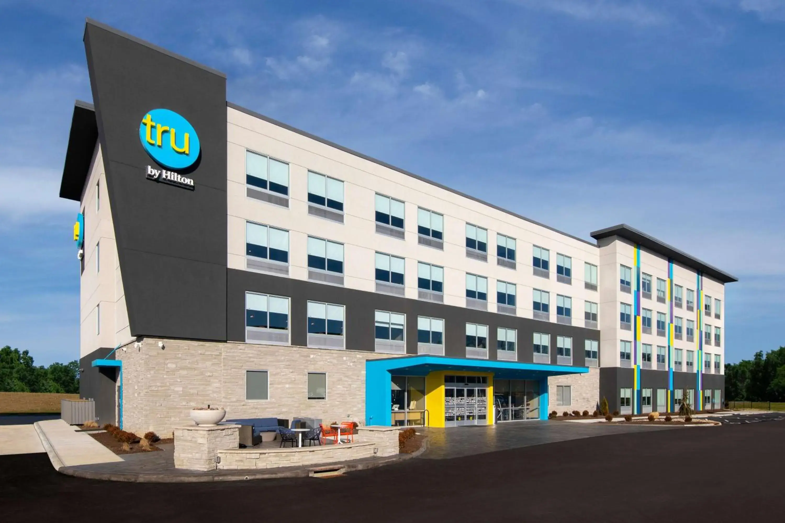 Property building in Tru By Hilton Sharonville, OH Property building in Tru By Hilton Sharonville, OH