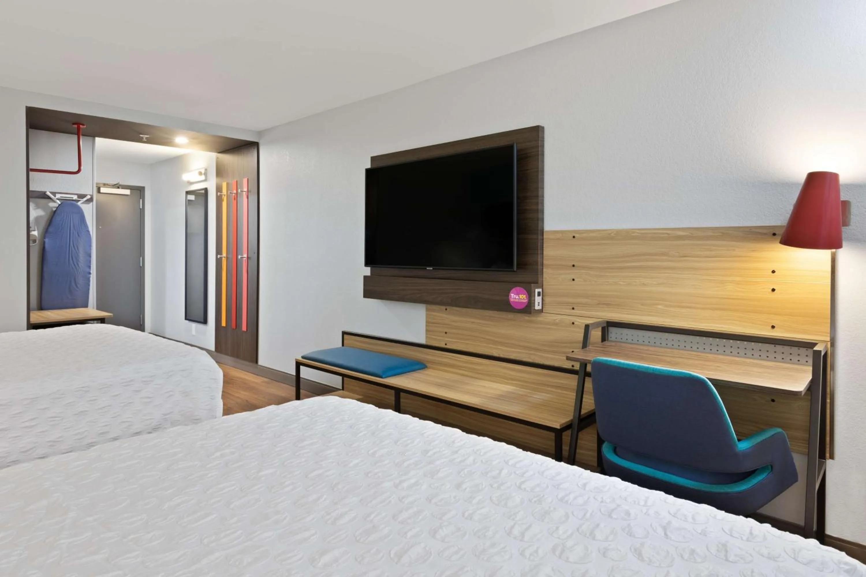 Bedroom, Bed in Tru By Hilton Sharonville, OH