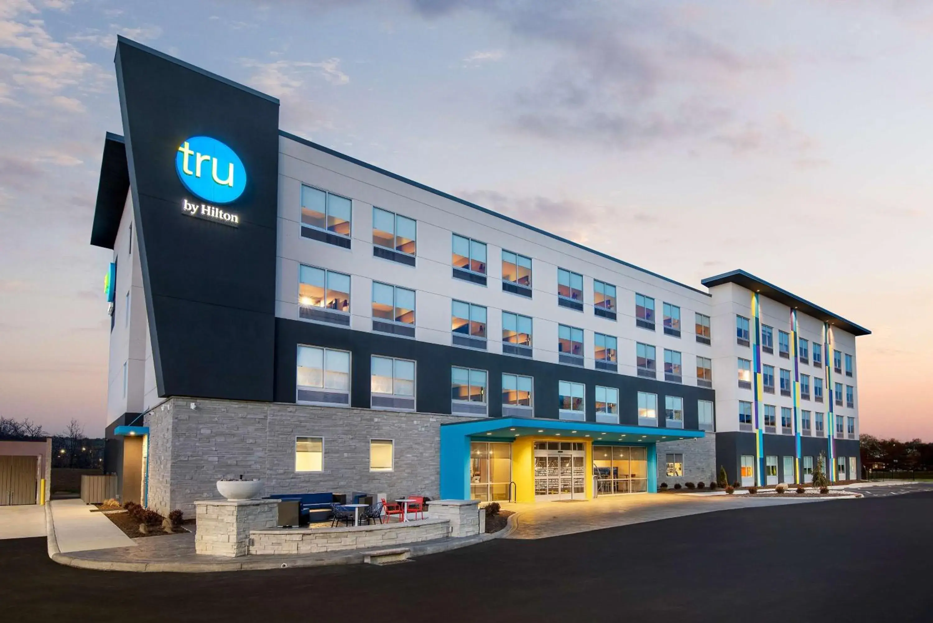 Property building in Tru By Hilton Sharonville, OH Property building in Tru By Hilton Sharonville, OH