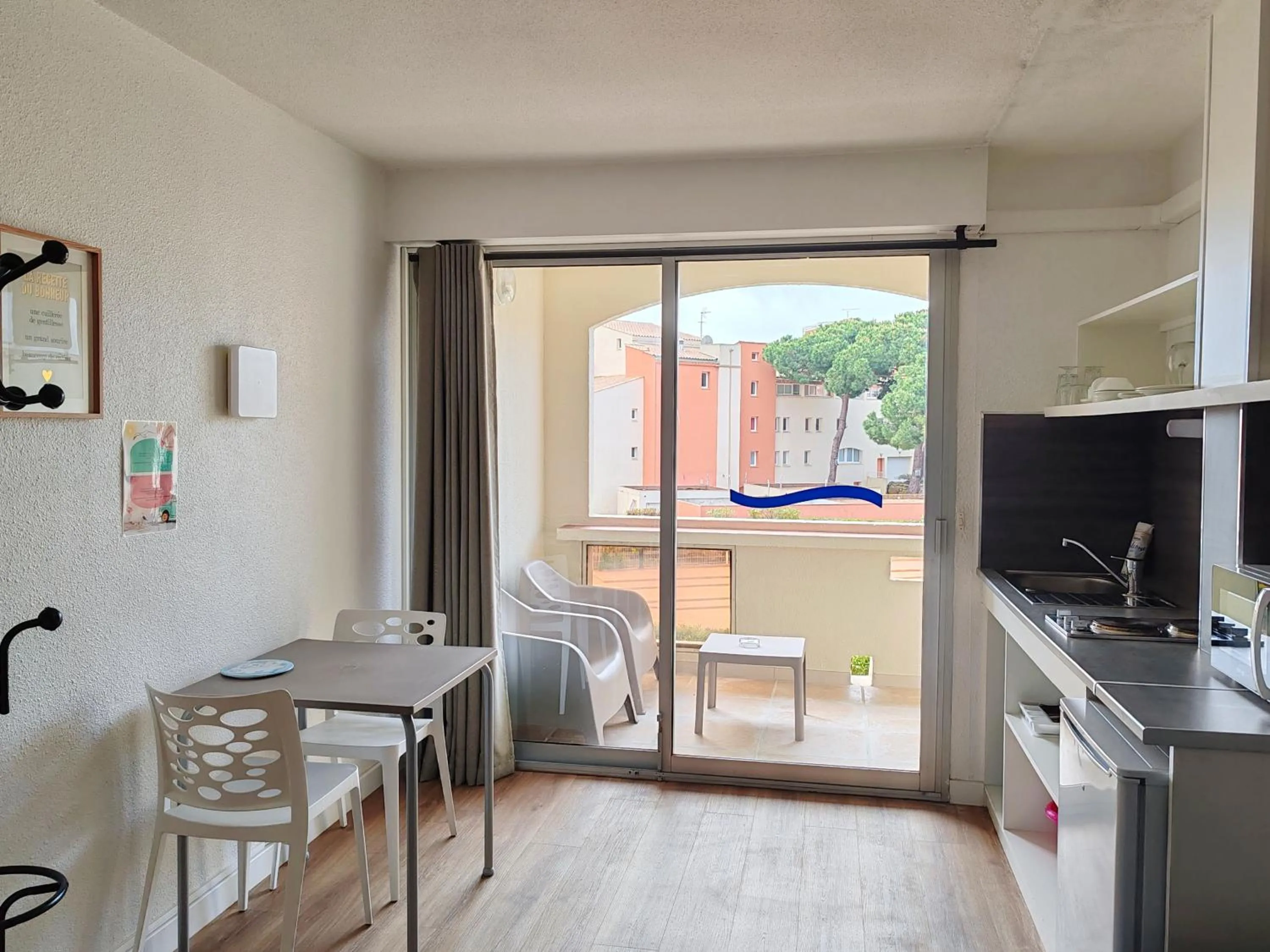 Twin Room with Shower in Appart'Hôtel Agathea