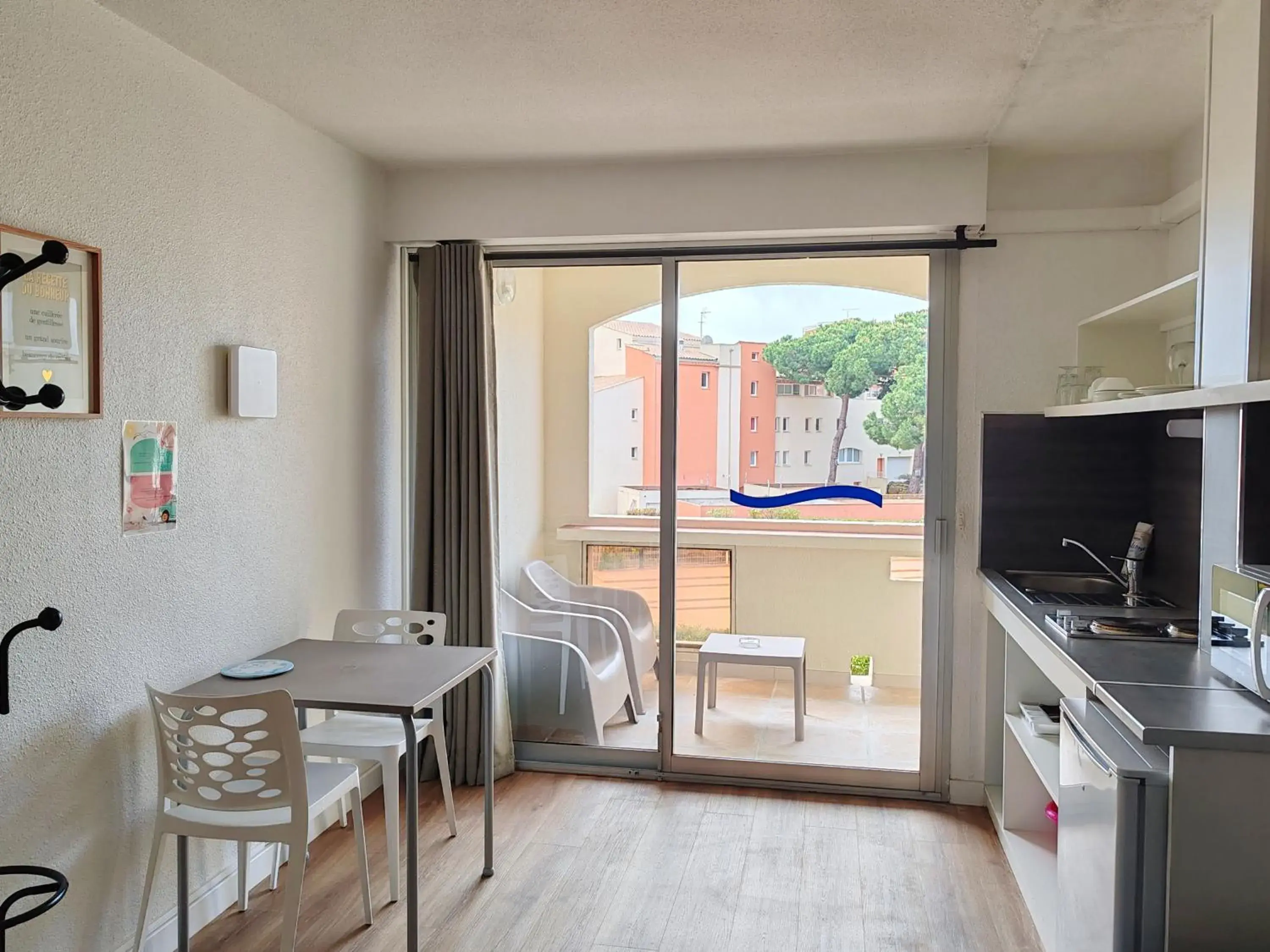 Twin Room with Shower in Appart'Hôtel Agathea Twin Room with Shower in Appart'Hôtel Agathea