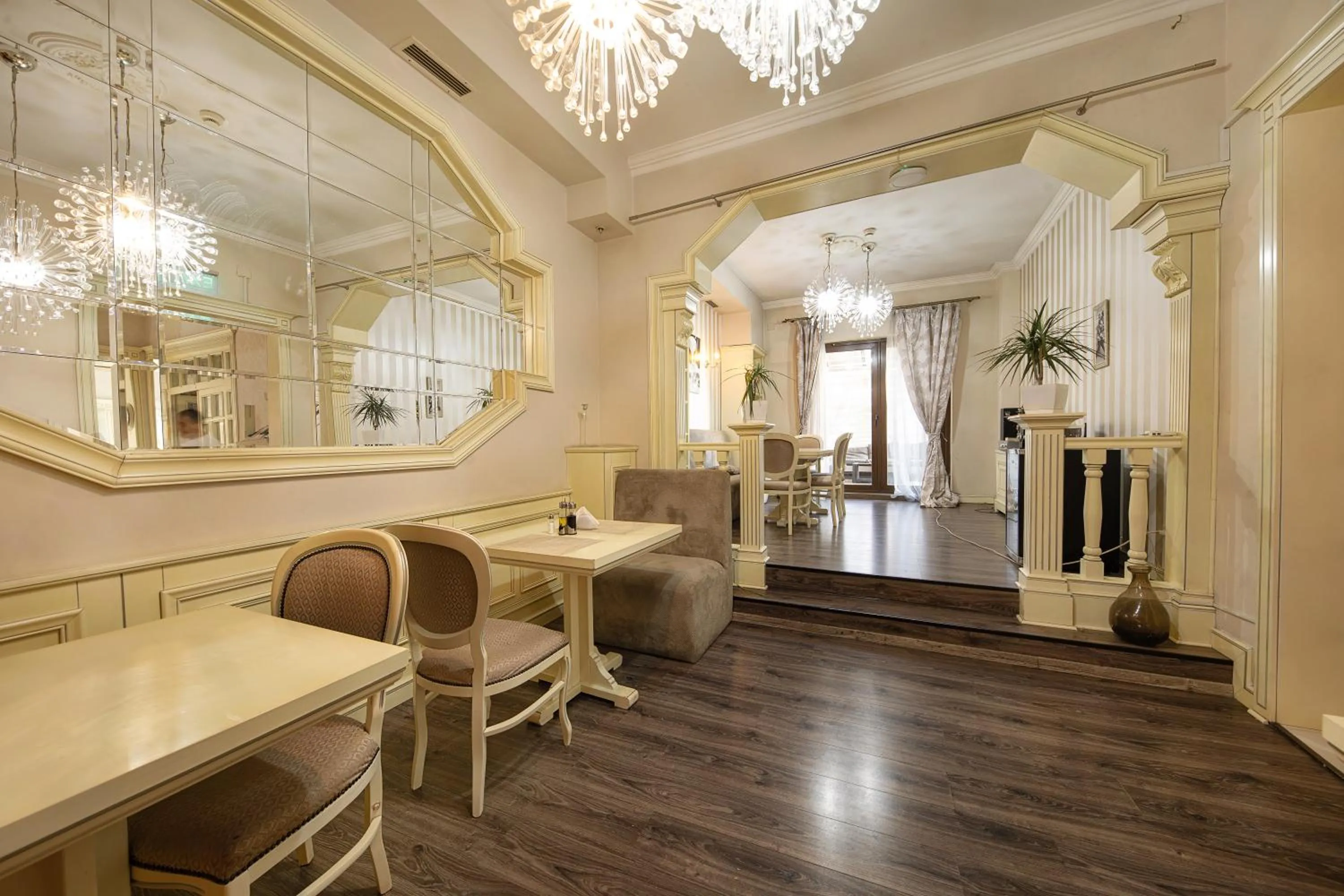 Dining area in Carol Boutique - Vila Cornelia