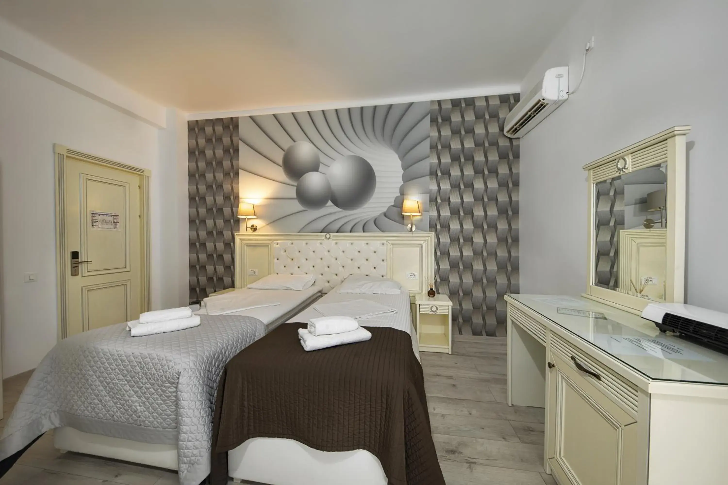 Twin Room in Carol Boutique & SPA ex Vila Cornelia Twin Room in Carol Boutique & SPA ex Vila Cornelia