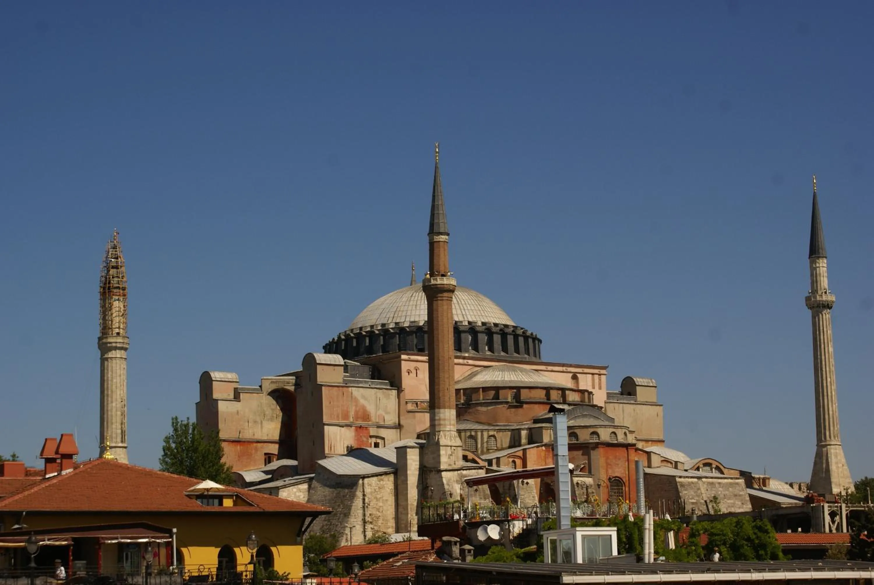 Restaurant/places to eat in Mytra Hotel