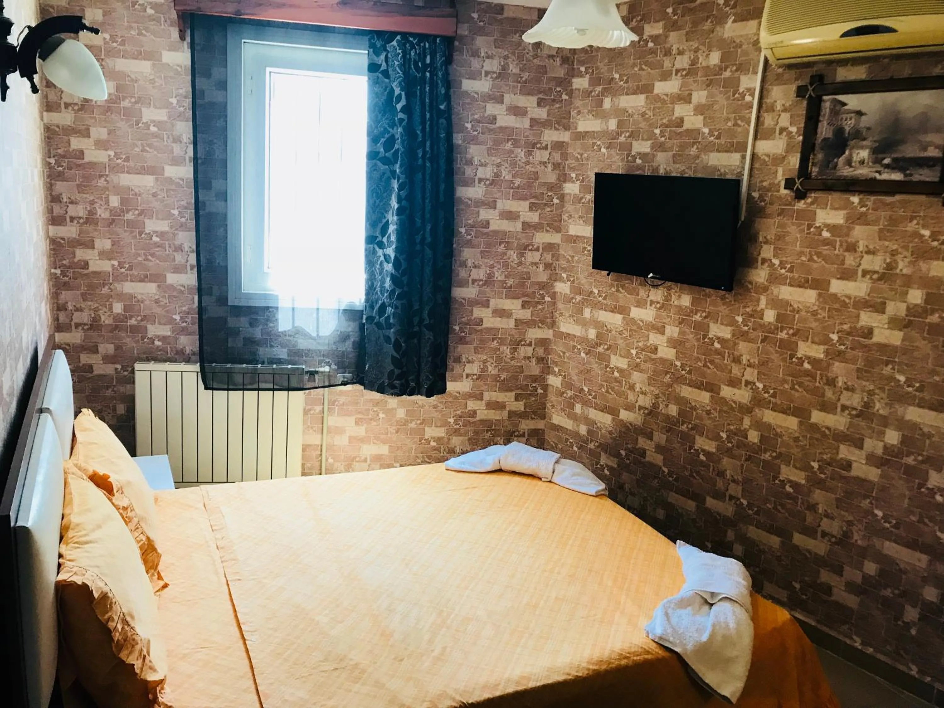 TV and multimedia, Bed in Cam Hotel