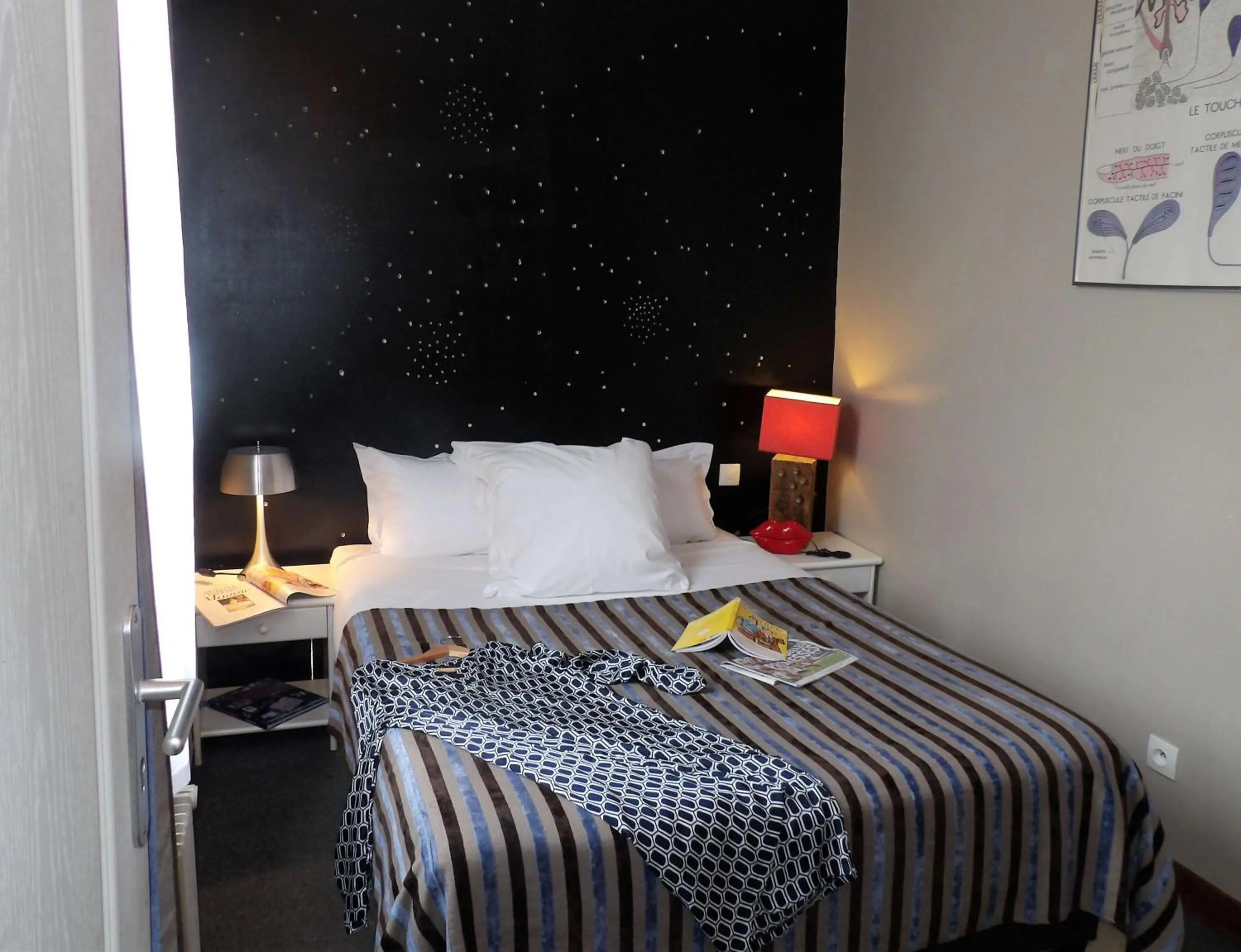 Bed in Detective Hotel