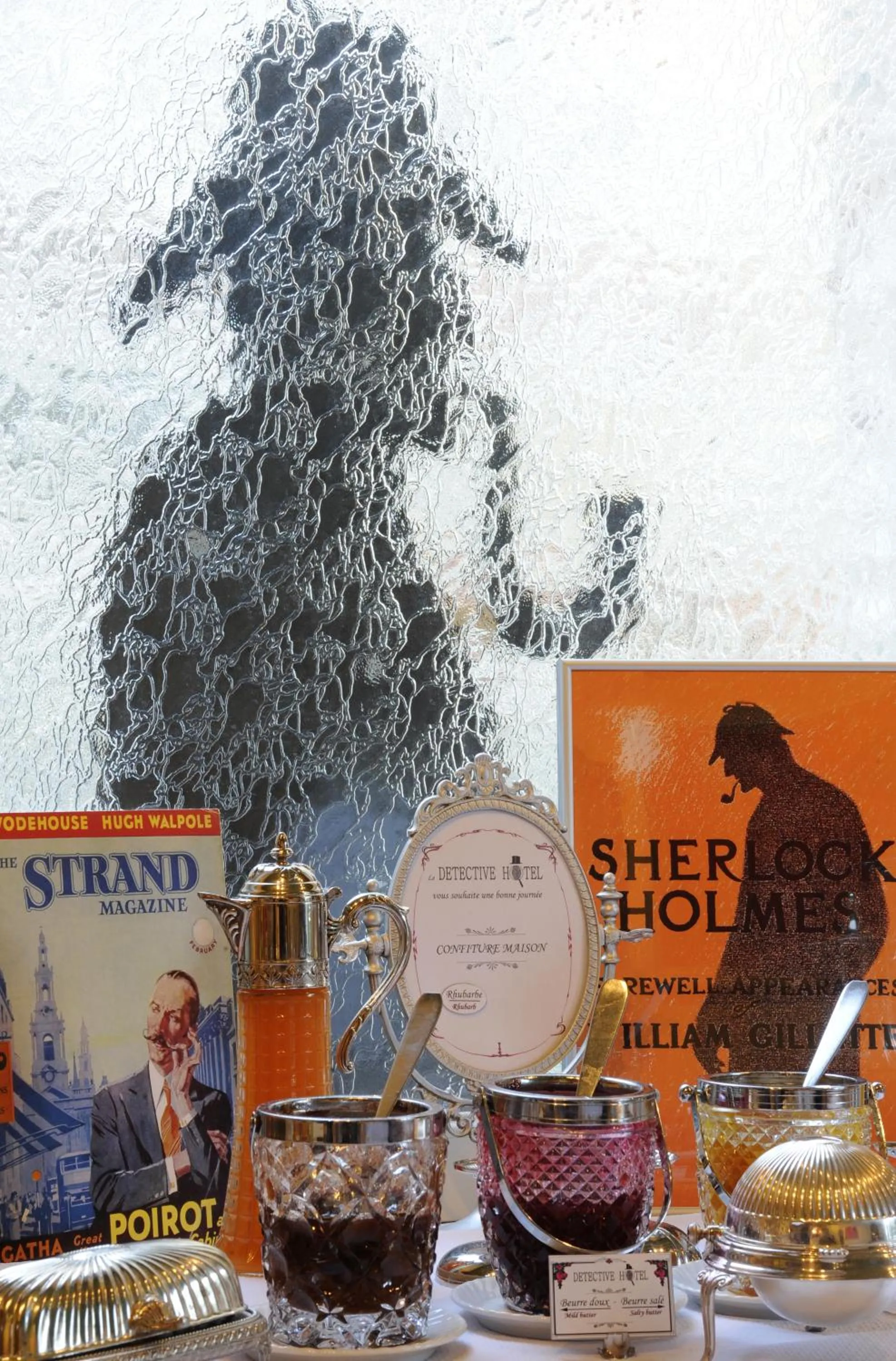 Restaurant/places to eat in Detective Hotel