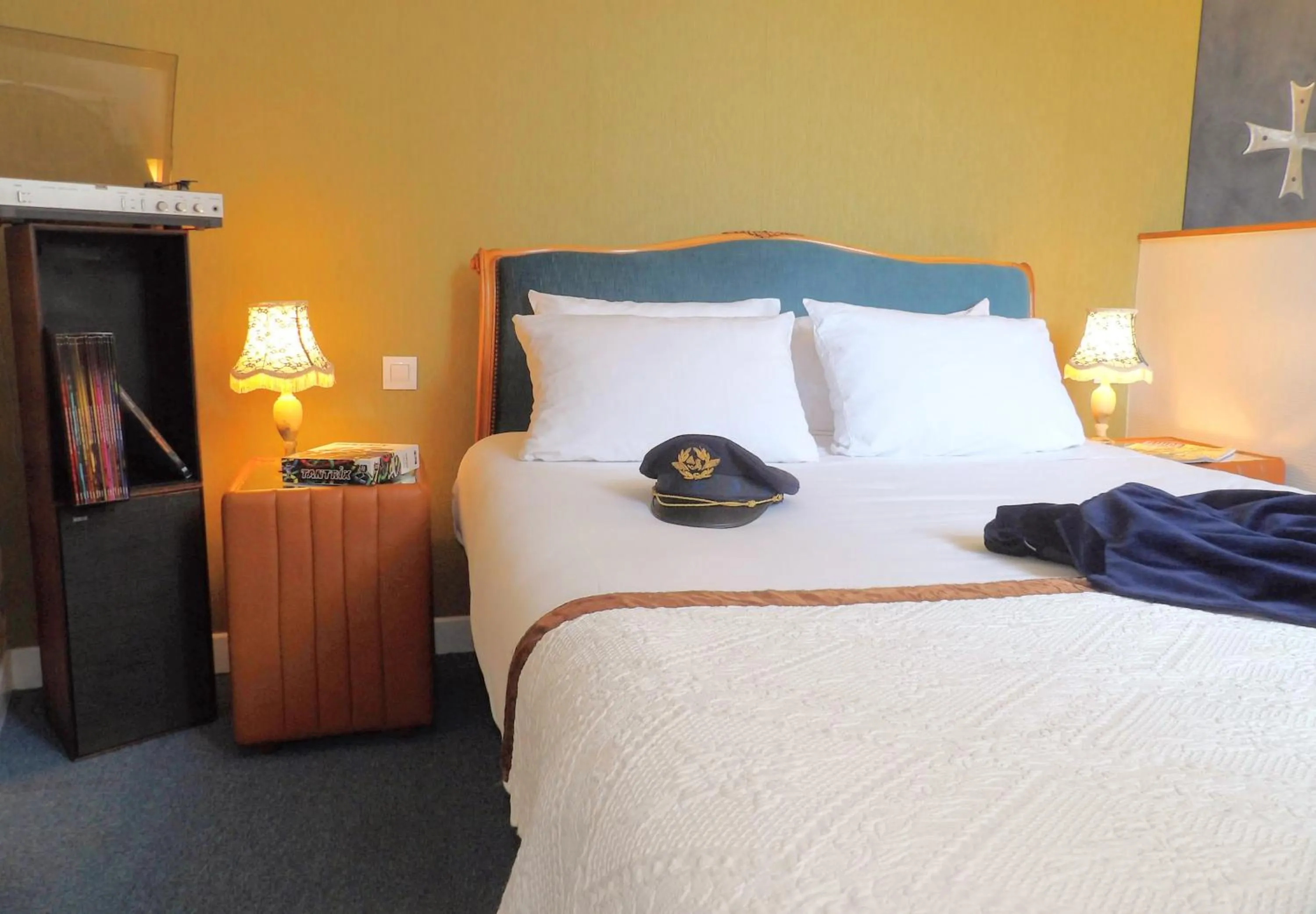 Bed in Detective Hotel