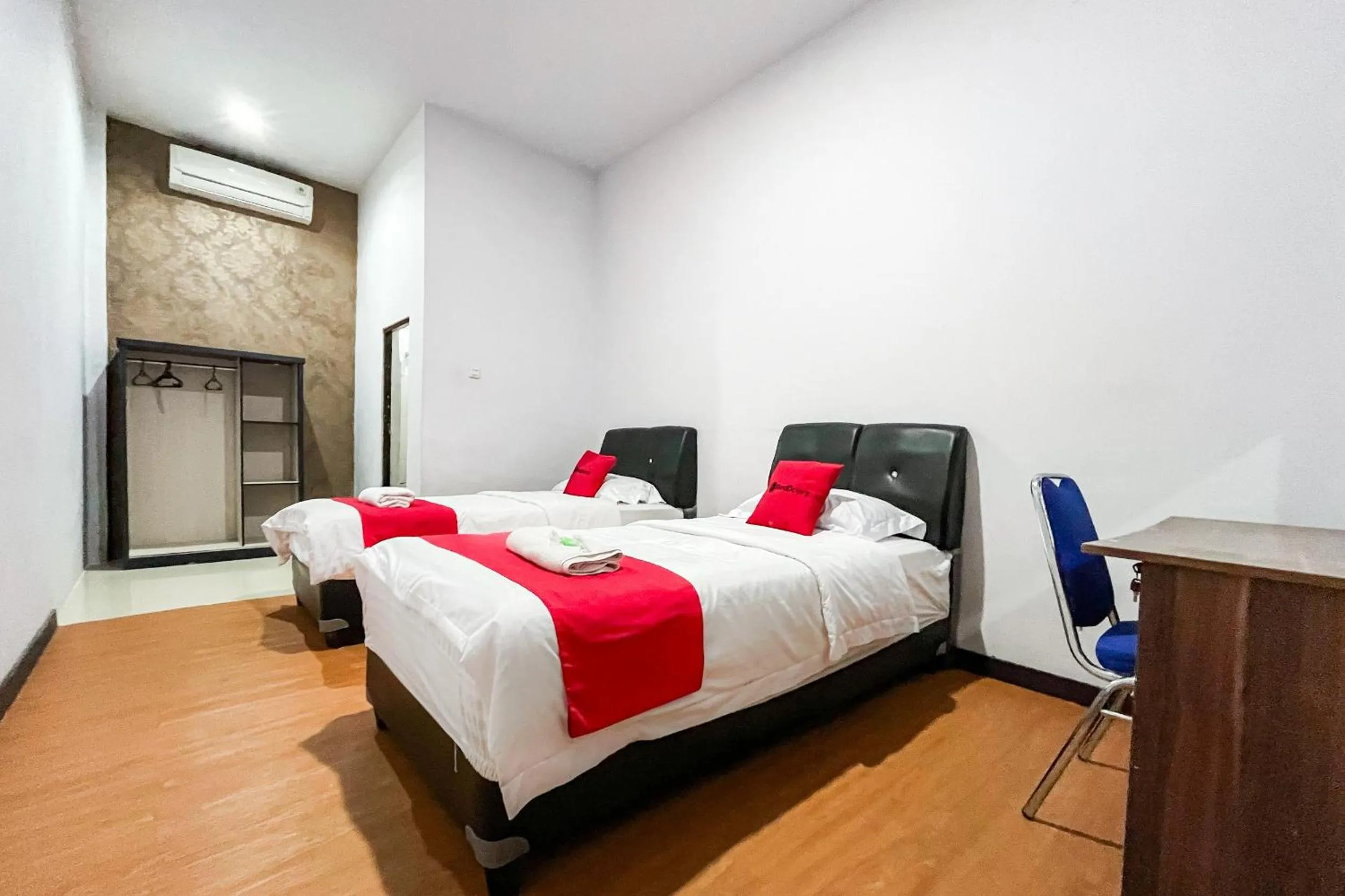 Bedroom, Bed in RedDoorz Plus at Hotel Lestari Karema Mamuju