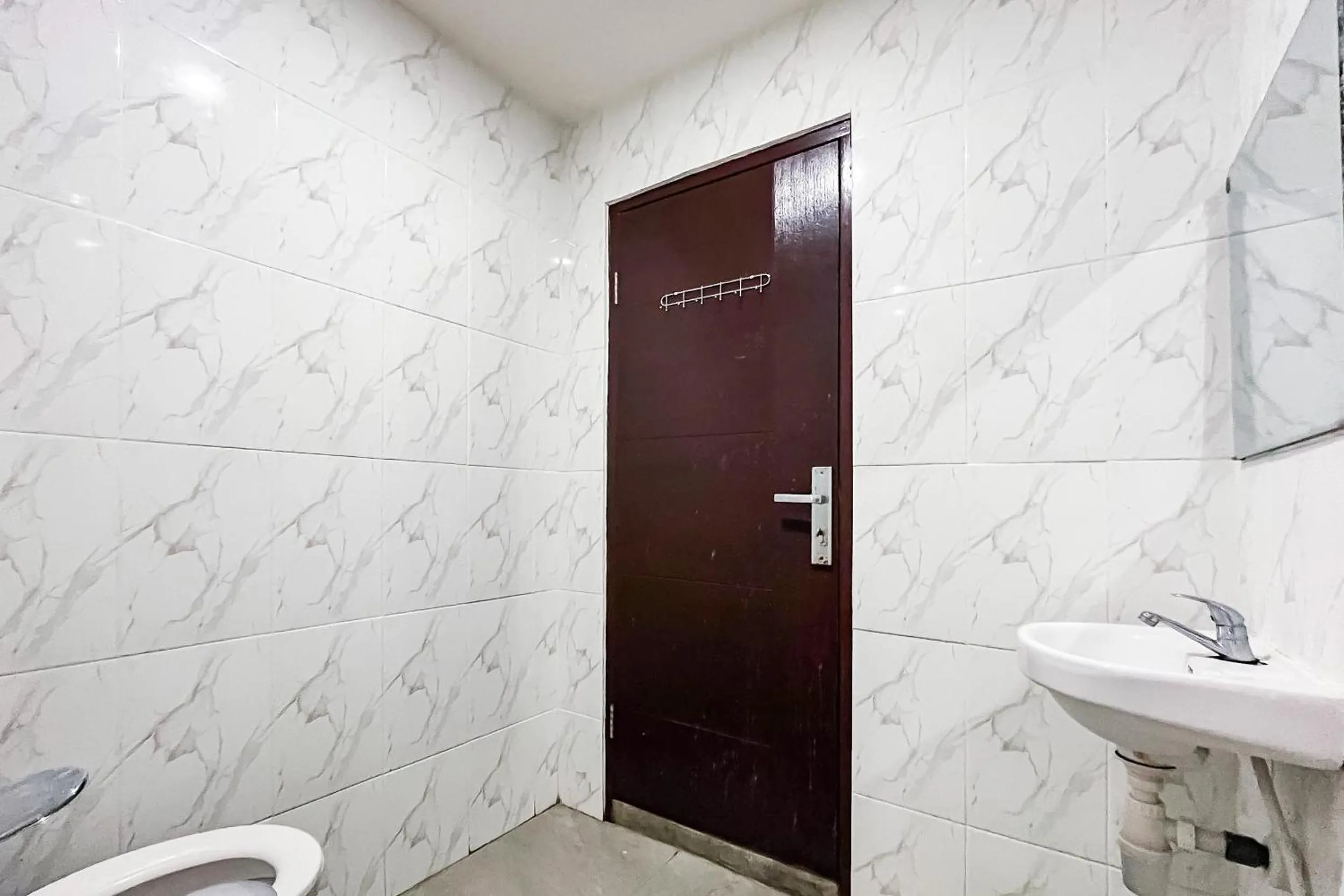 Bathroom in RedDoorz Plus at Hotel Lestari Karema Mamuju