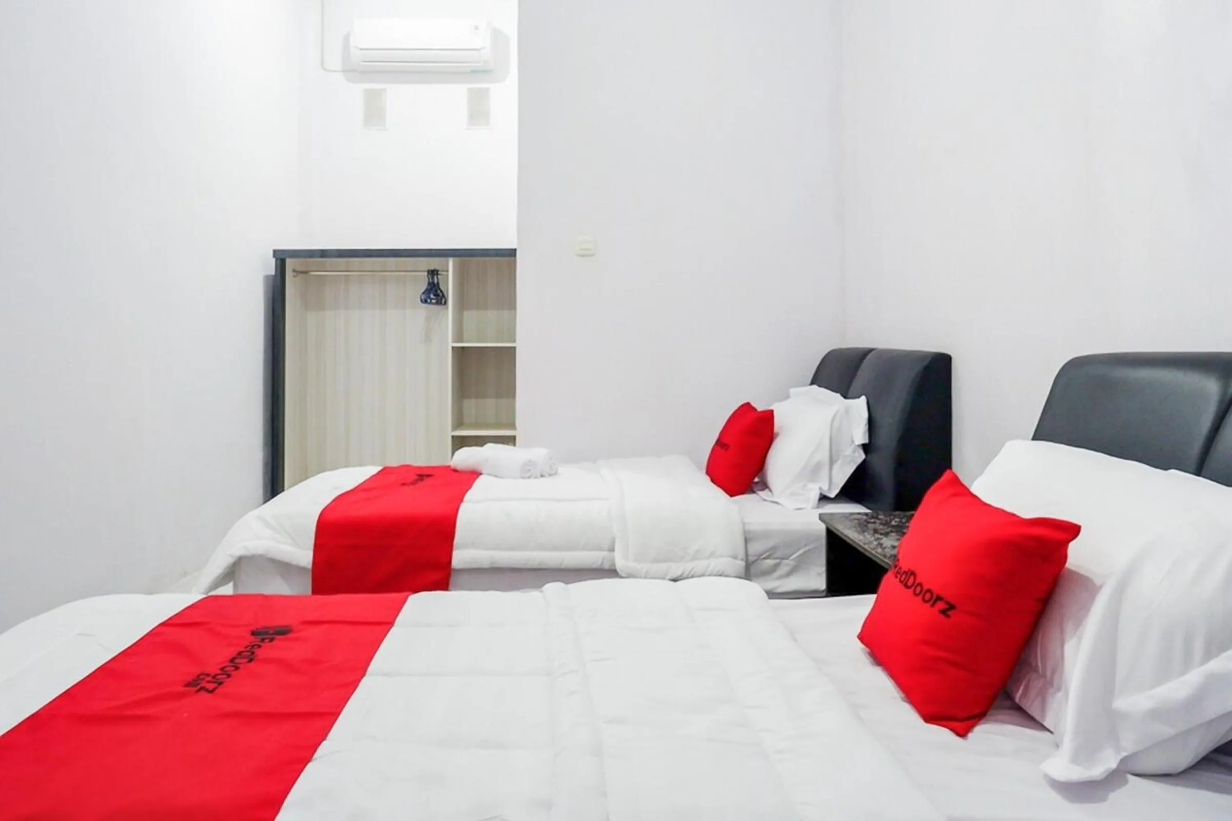 Bedroom, Bed in RedDoorz Plus at Hotel Lestari Karema Mamuju