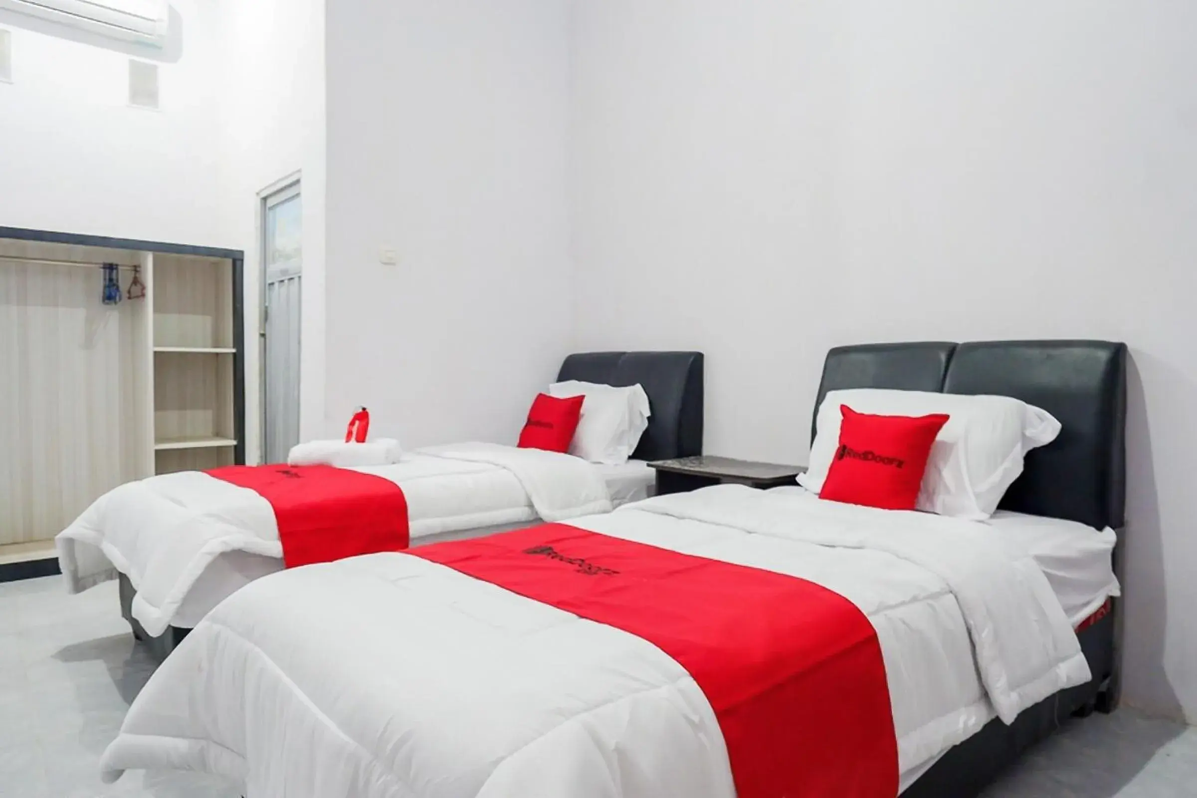 Standard Twin Room in RedDoorz Plus at Hotel Lestari Karema Mamuju Standard Twin Room in RedDoorz Plus at Hotel Lestari Karema Mamuju