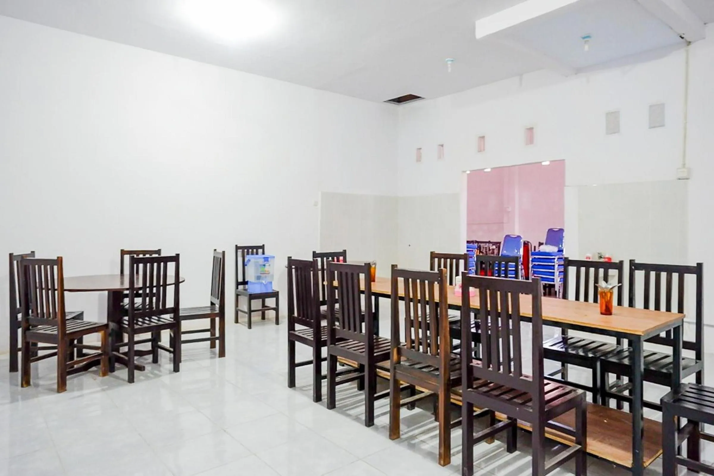 Seating area in RedDoorz Plus at Hotel Lestari Karema Mamuju