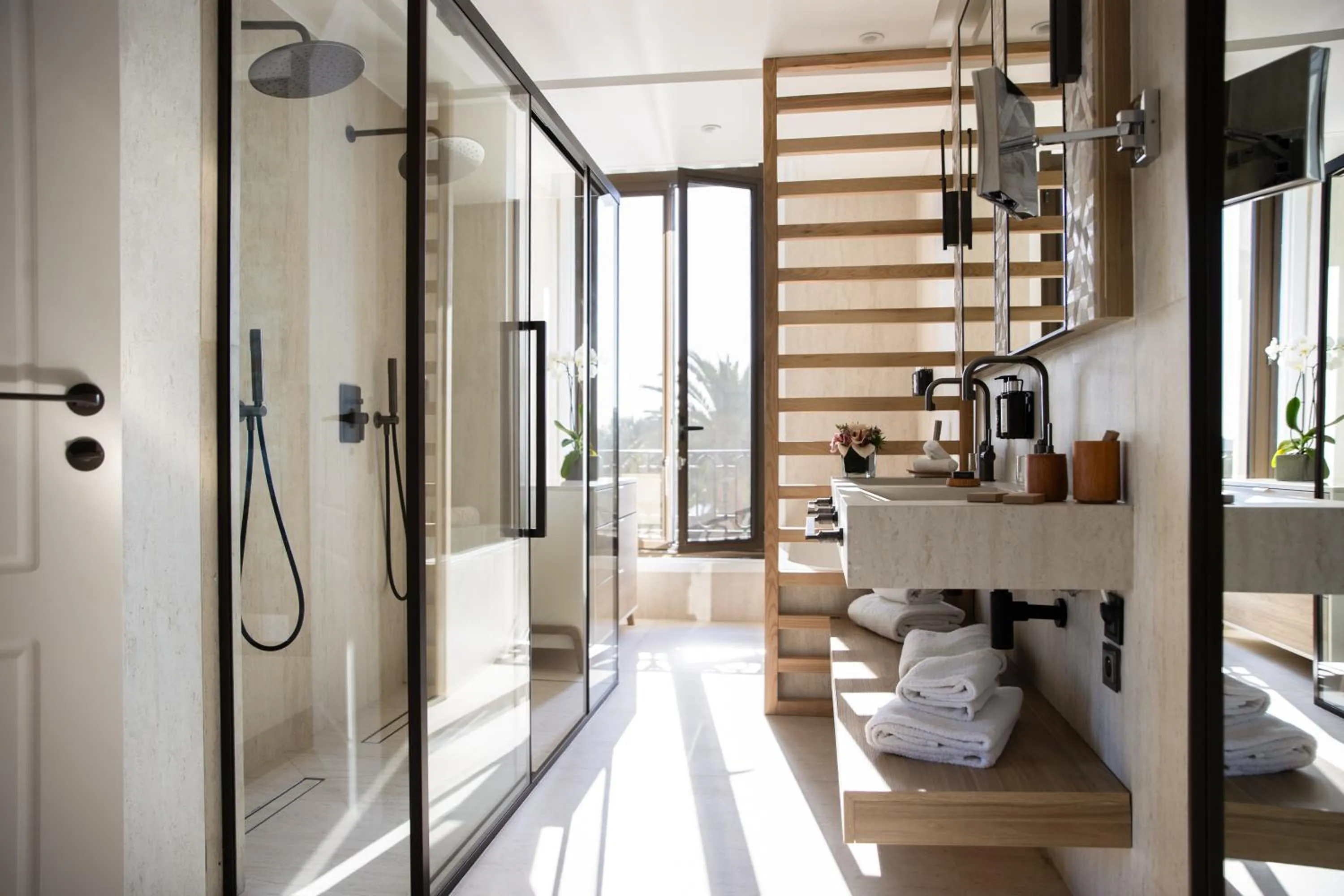 Shower in Hotel Royal-Riviera