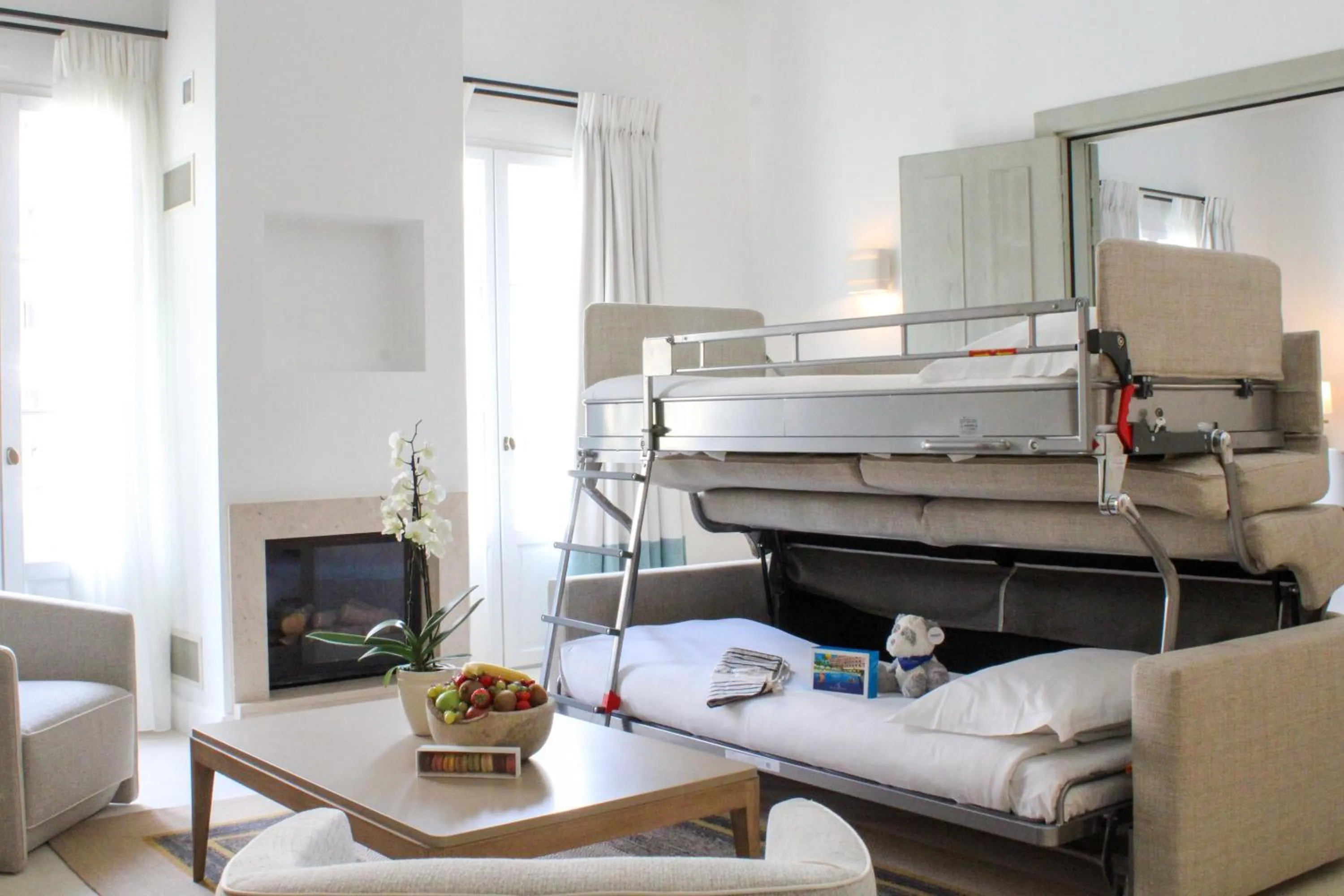 Living room, Bed in Hotel Royal-Riviera