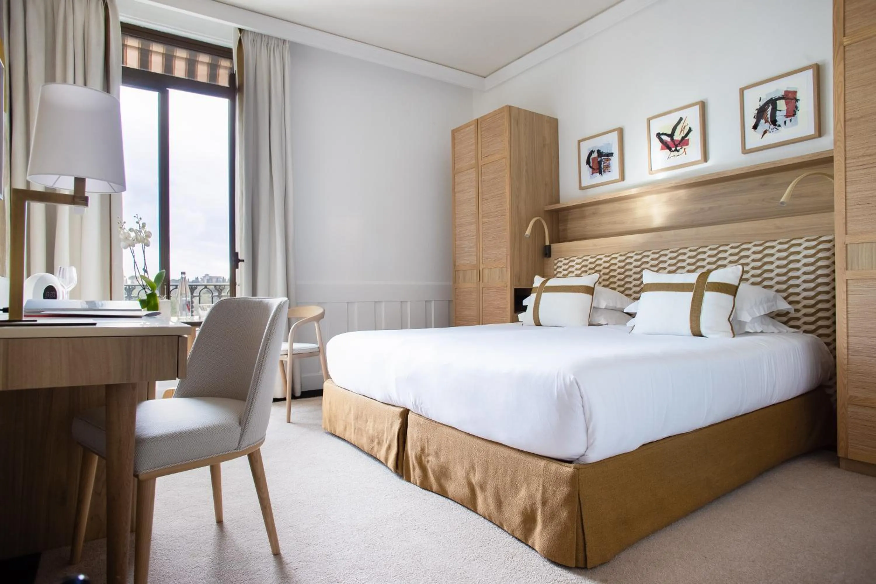 Bedroom, Bed in Hotel Royal-Riviera