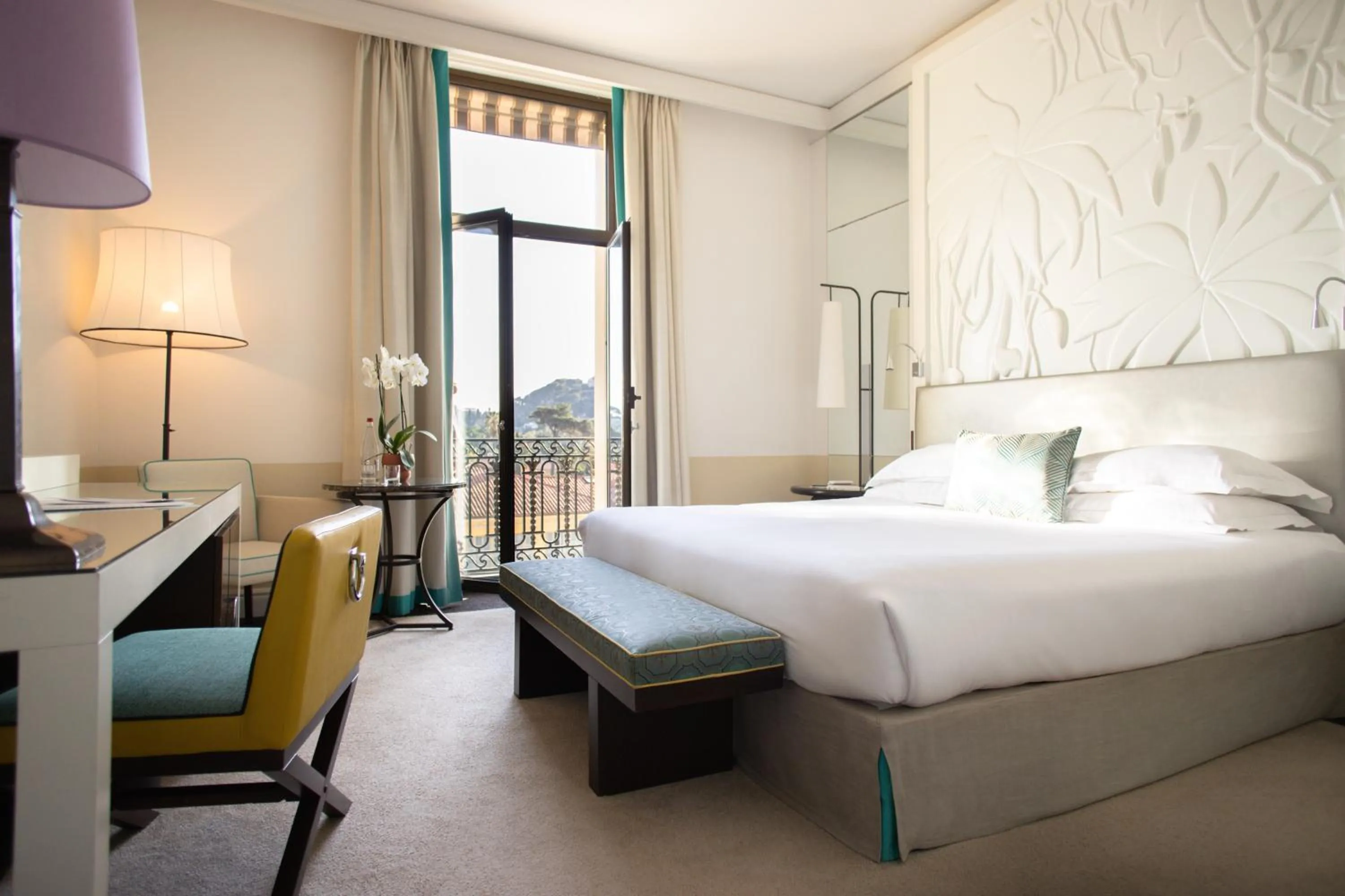 Property building, Bed in Hotel Royal-Riviera