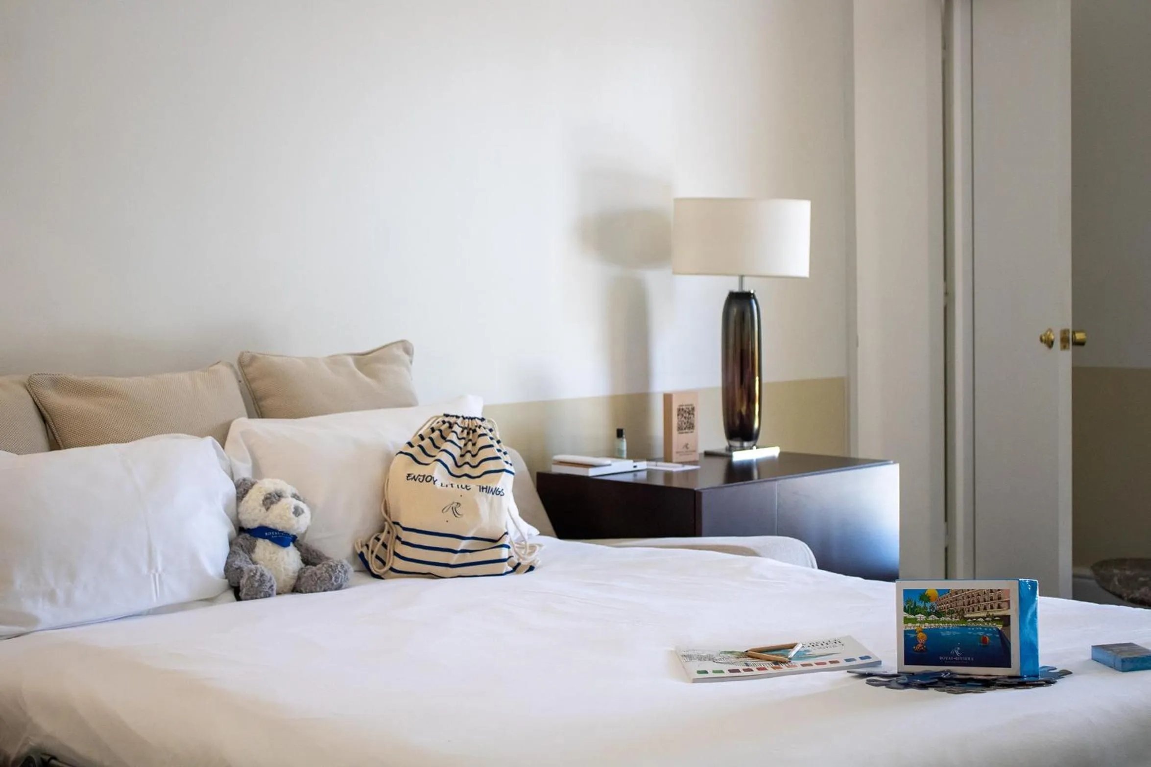 Living room, Bed in Hotel Royal-Riviera