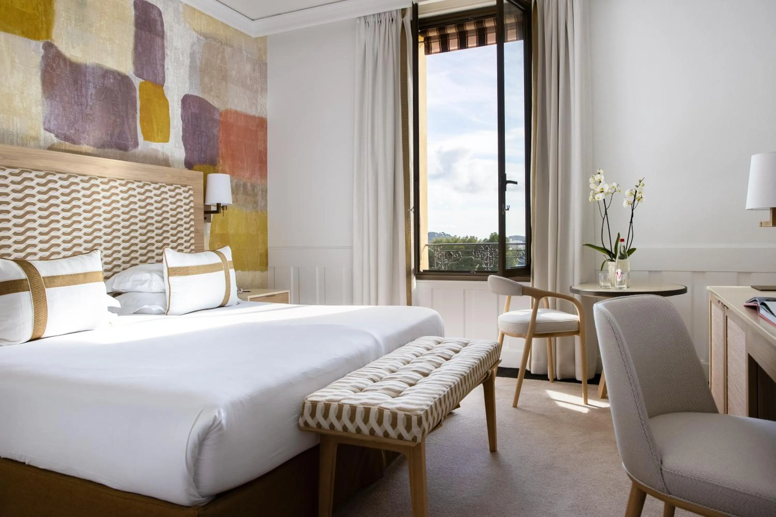 Property building, Bed in Hotel Royal-Riviera