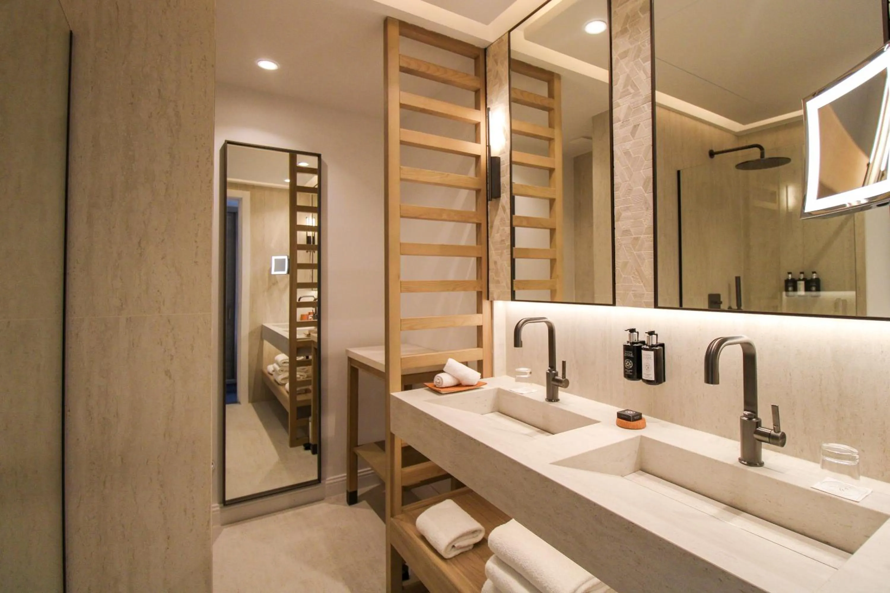 Bathroom in Hotel Royal-Riviera