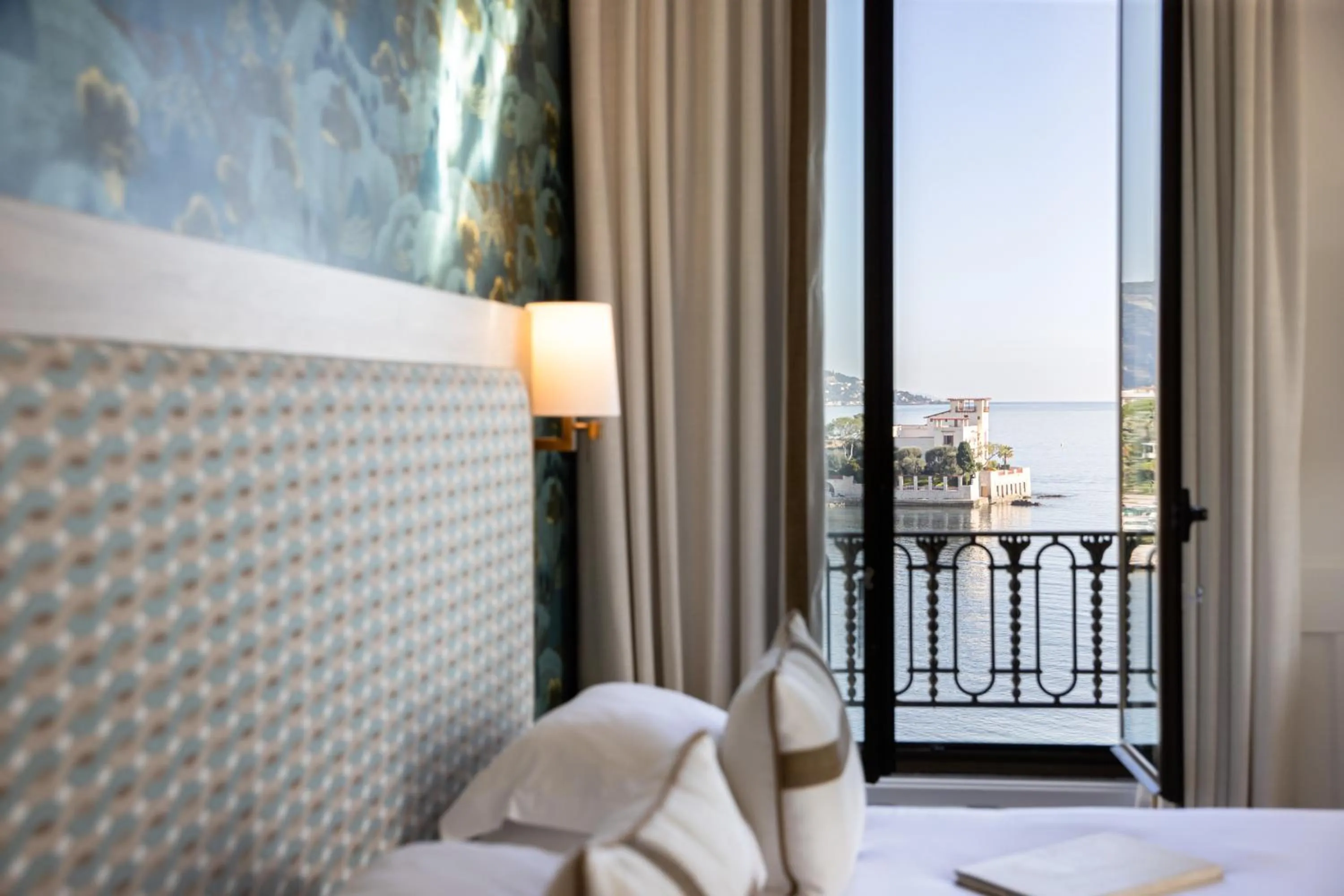 View (from property/room), Bed in Hotel Royal-Riviera
