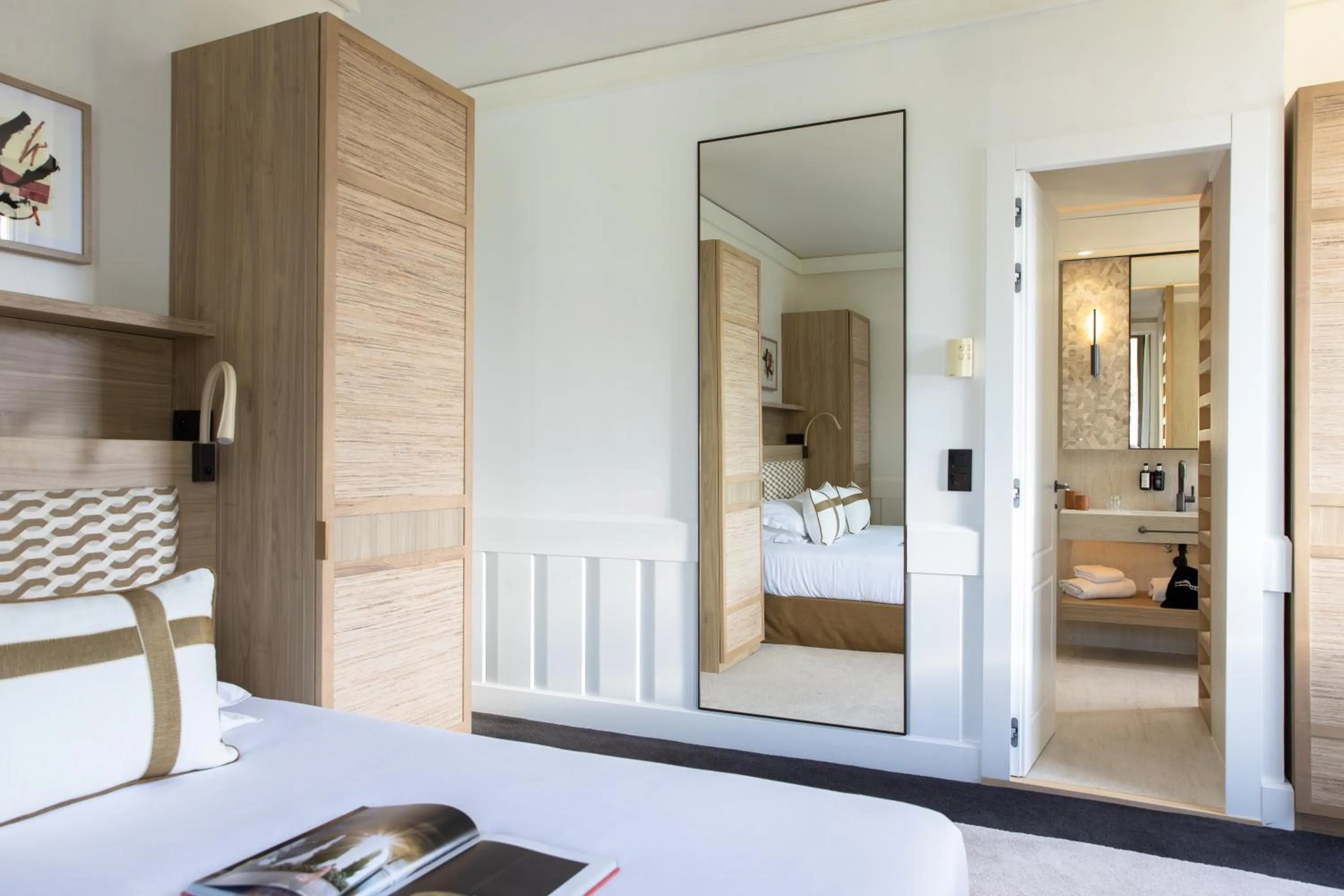 Photo of the whole room, Bed in Hotel Royal-Riviera