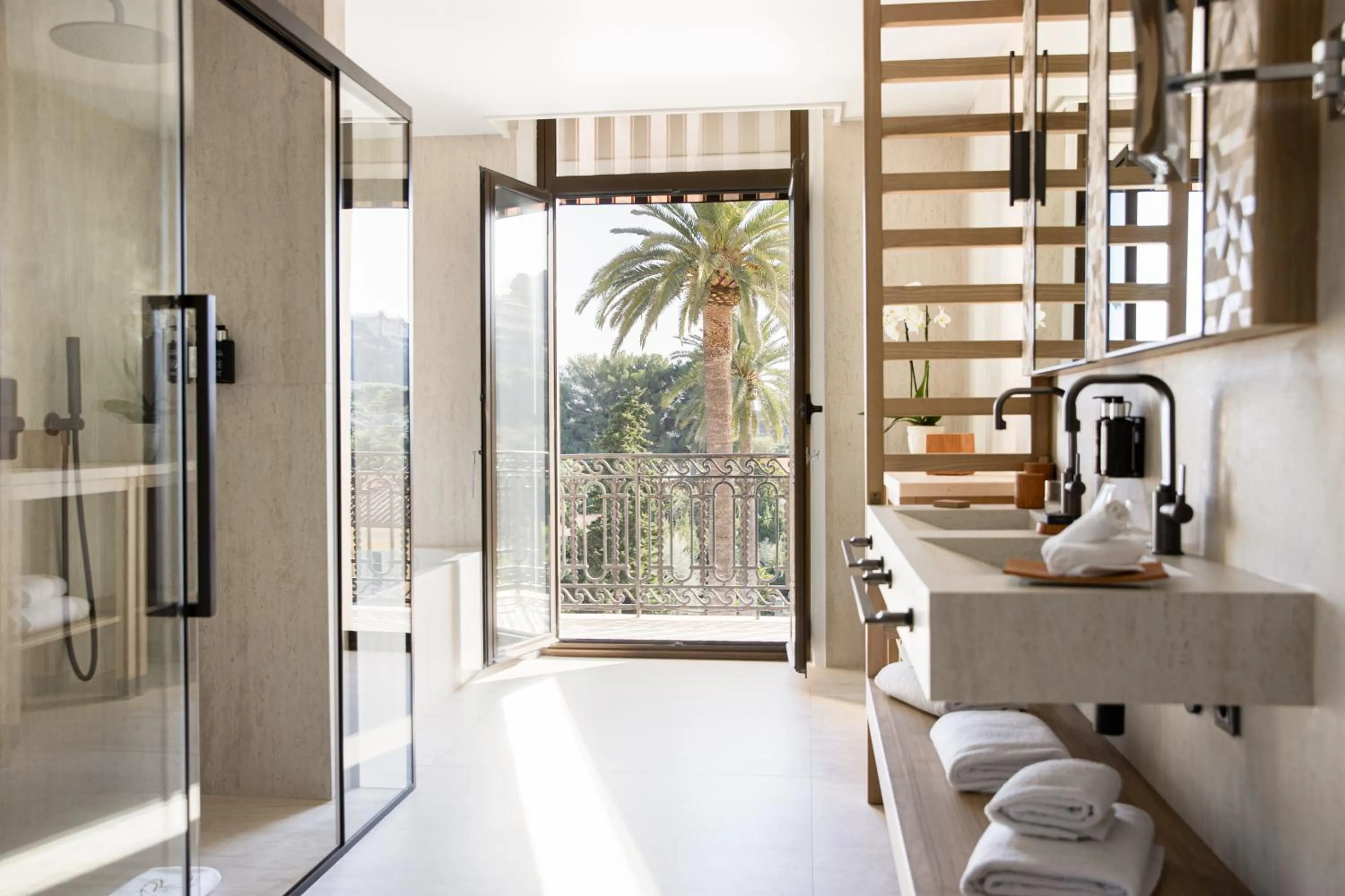 Bathroom in Hotel Royal-Riviera