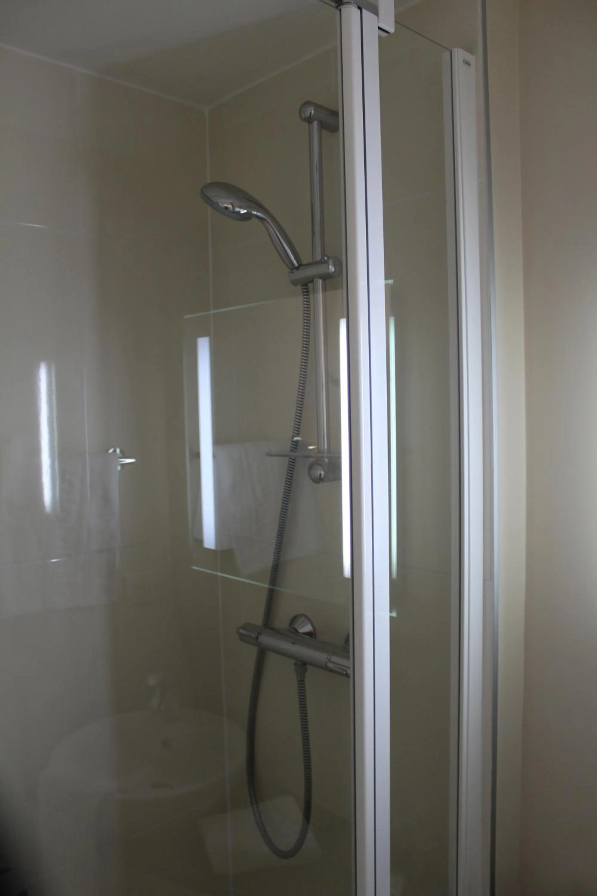 Shower in HOTEL Chateau-Thierry Centre